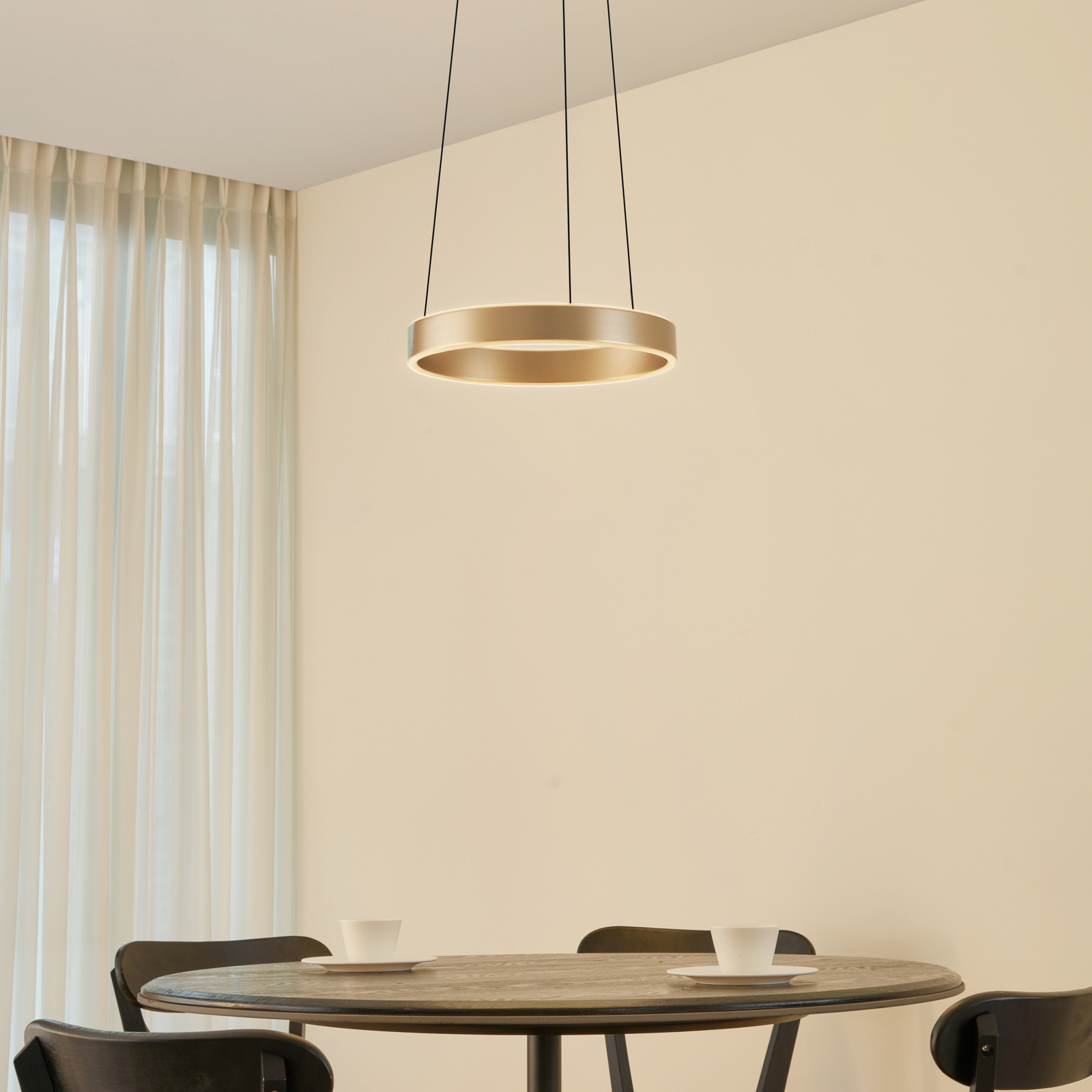 Lucande LED висяща лампа Tindra, Ø 40 cm, златна, с регулируема яркост