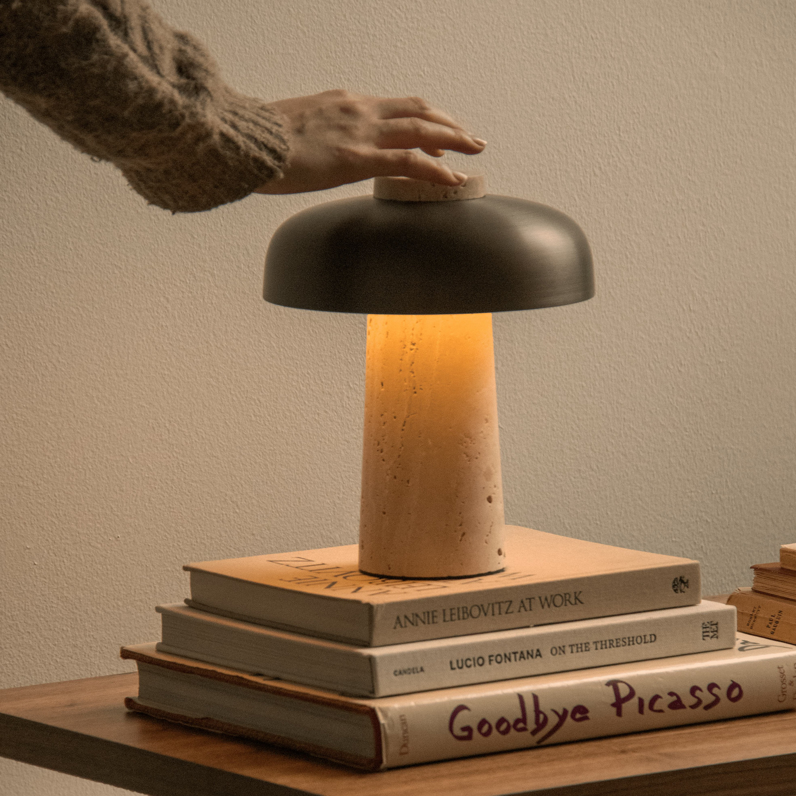 Reverse Přenosné Stolní Lampa Pískový Travertine/Bronzed Hliník - Audo Copenhage