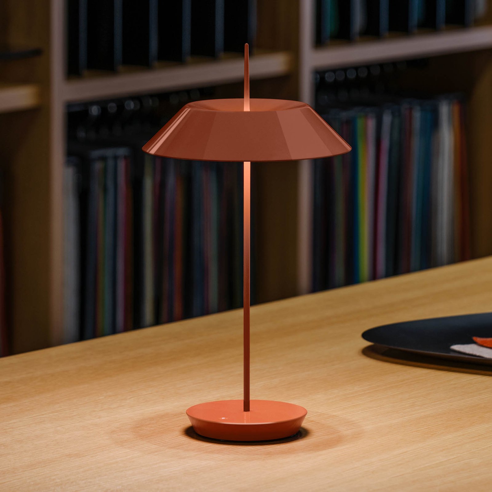 Vibia Mayfair Mini bordlampe, batteri, rødbrun