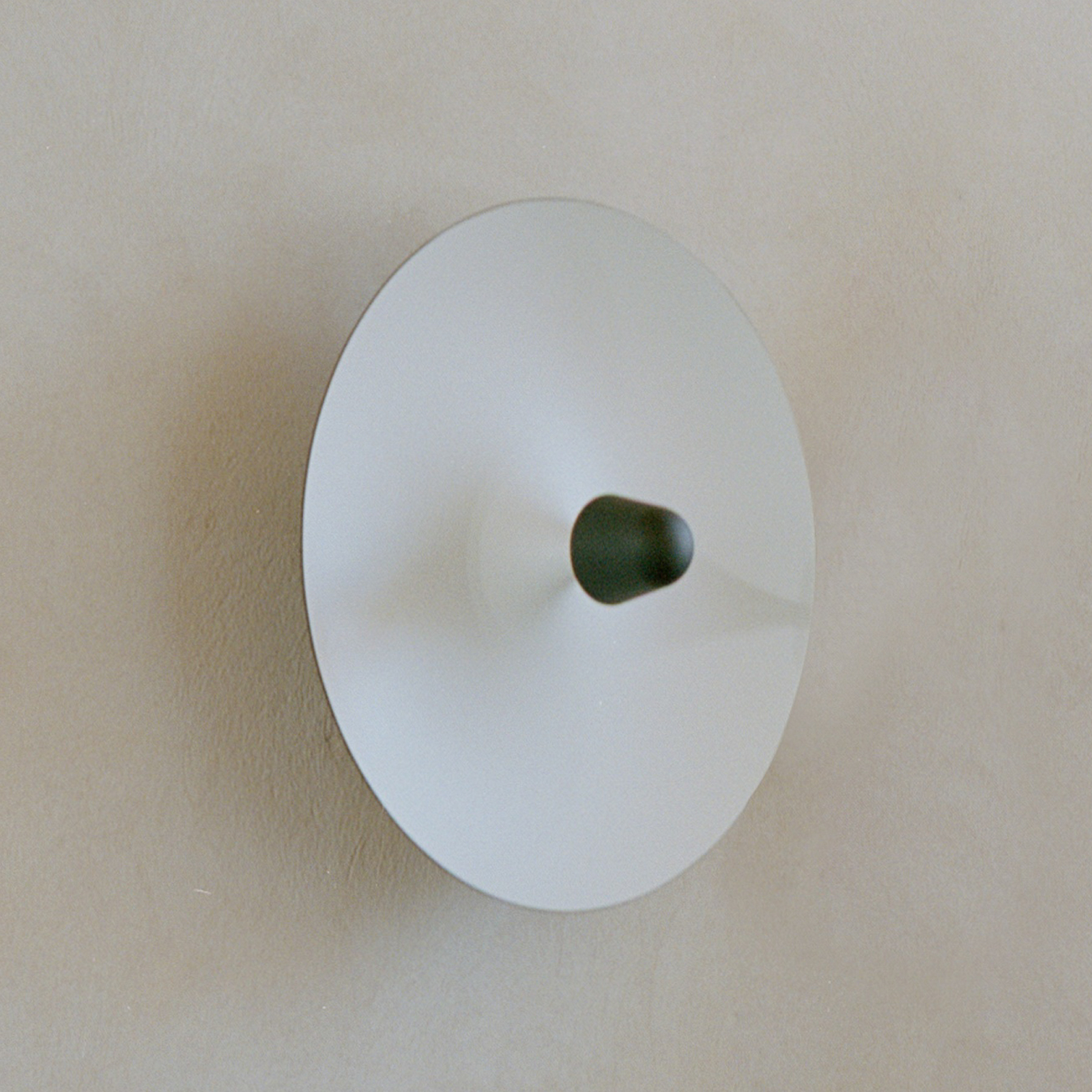 Kinkiet LED New Works „Kantarell”, czarno-biały, Ø 55 cm