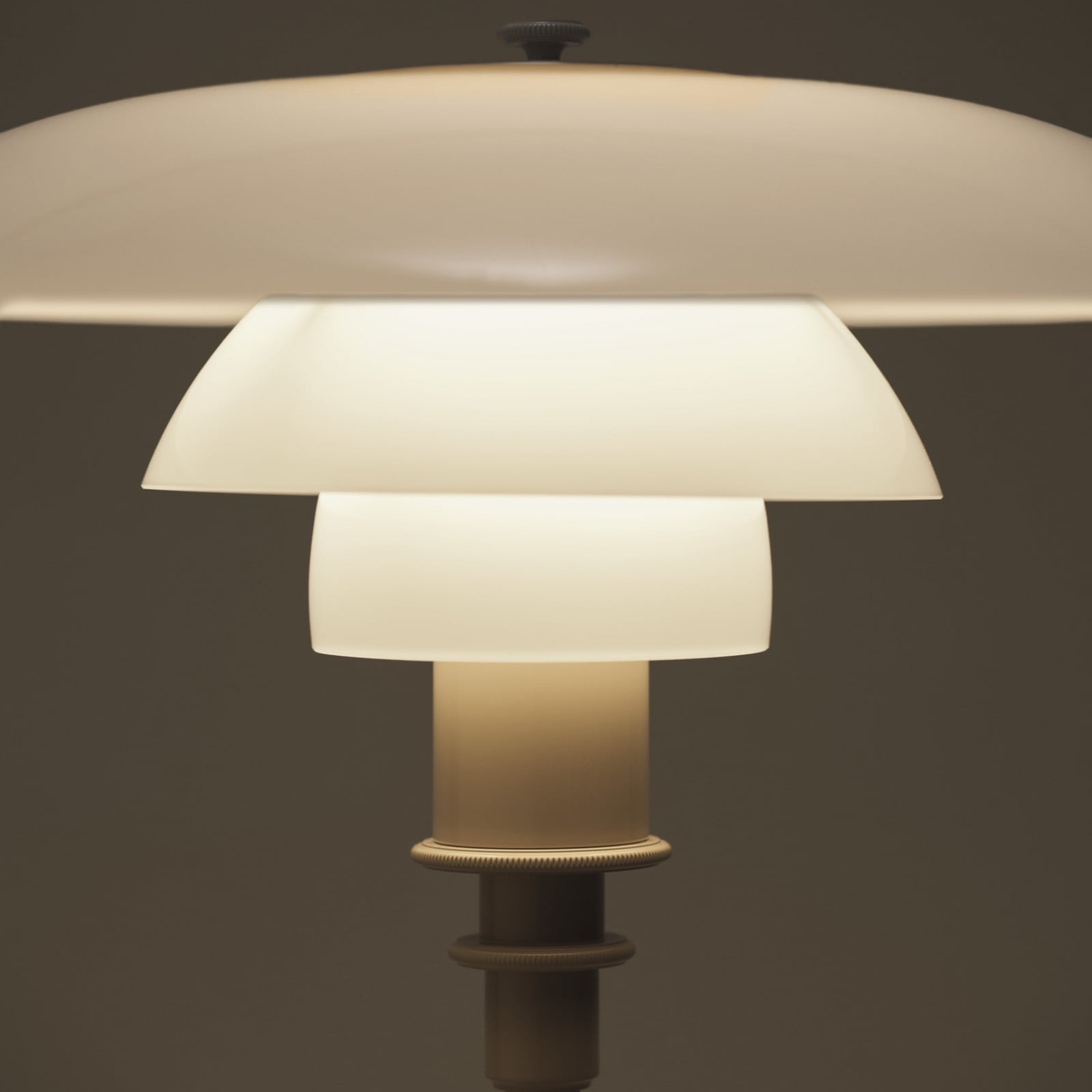 PH 3/2 pöytälamppu, kiiltävä beige, Ø 28 cm – Louis Poulsen PH 3/2 pöytälamppu, kiiltävä beige, Ø 28 cm – Louis Poulsen