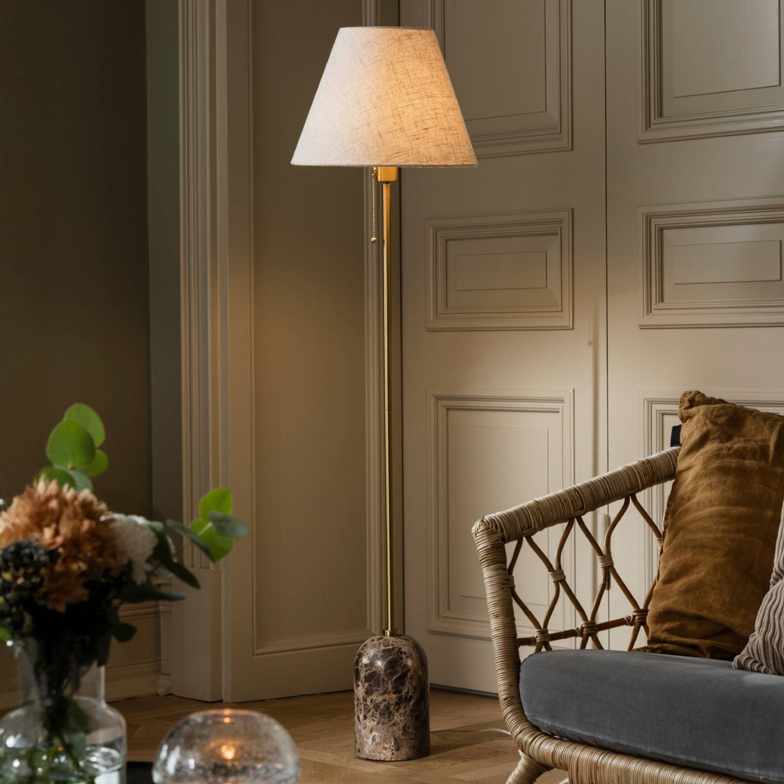 Globen Lighting Lampe sur pied Gino, pied en marbre, beige, 145 cm