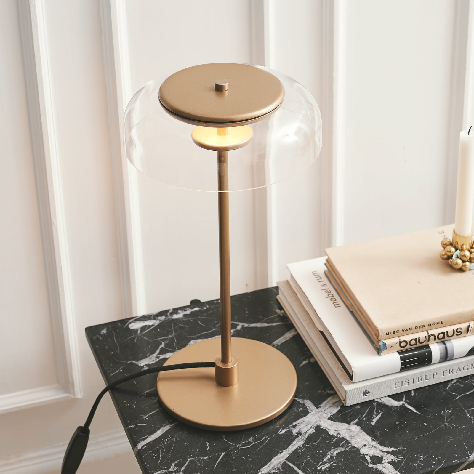 Nuura LED stolní lampa Blossi, výška 43 cm, zlatá/čirá