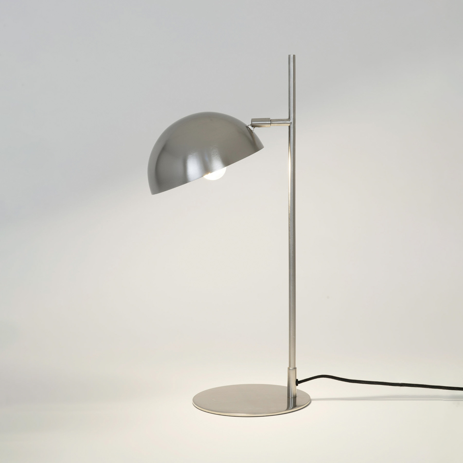 Lampa stołowa Miro, kolor srebrny, wysokość 58 cm, żelazo/mosiądz