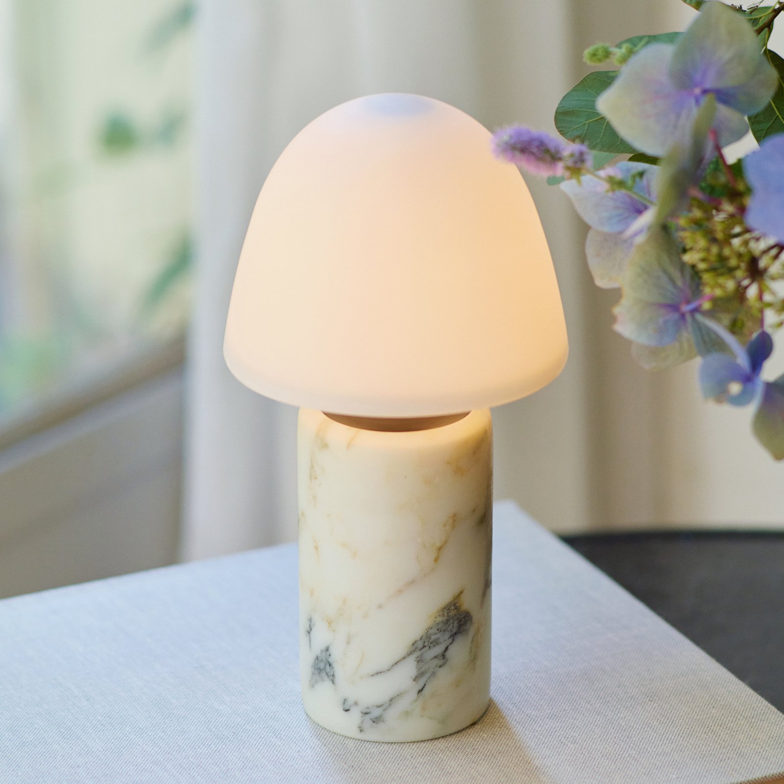 LED-batteridrevet bordlampe Fuse, marmor, glass – håndlaget
