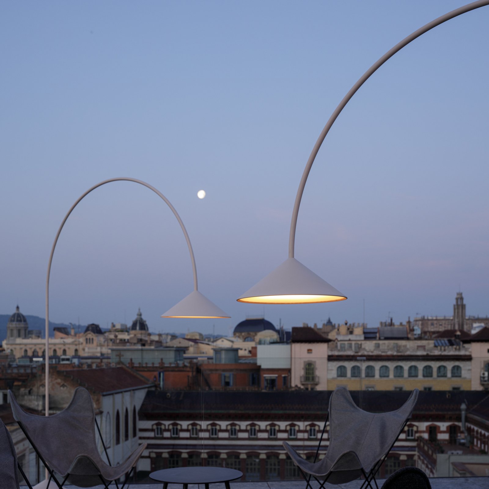 Vibia LED-välisvalgust OUT, beež, kõrgus 242 cm, IP44, 2700 K