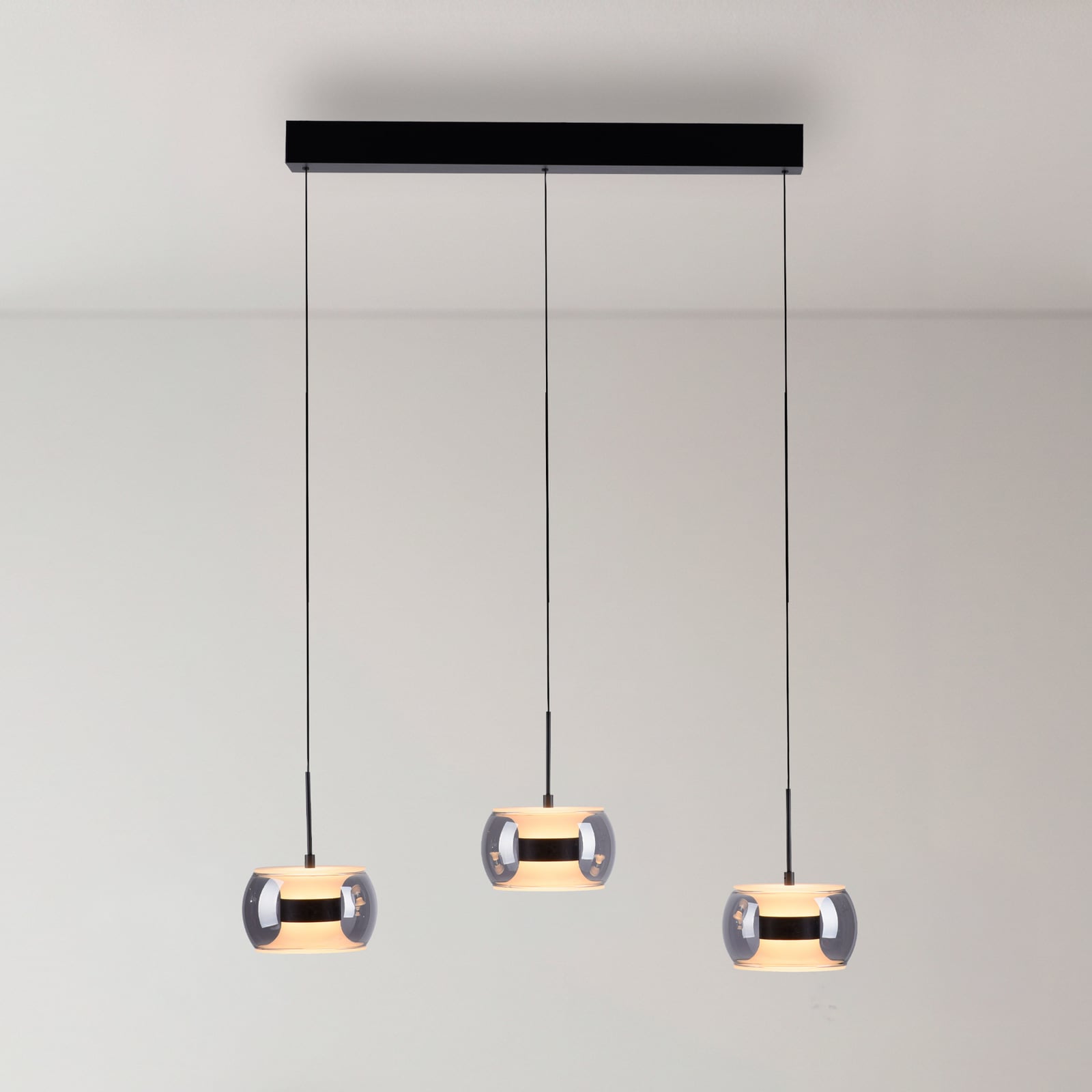 LED-hengelampe Fumea, lengde 71 cm, svart/røykfarget glass, CCT, 3 lyskilder