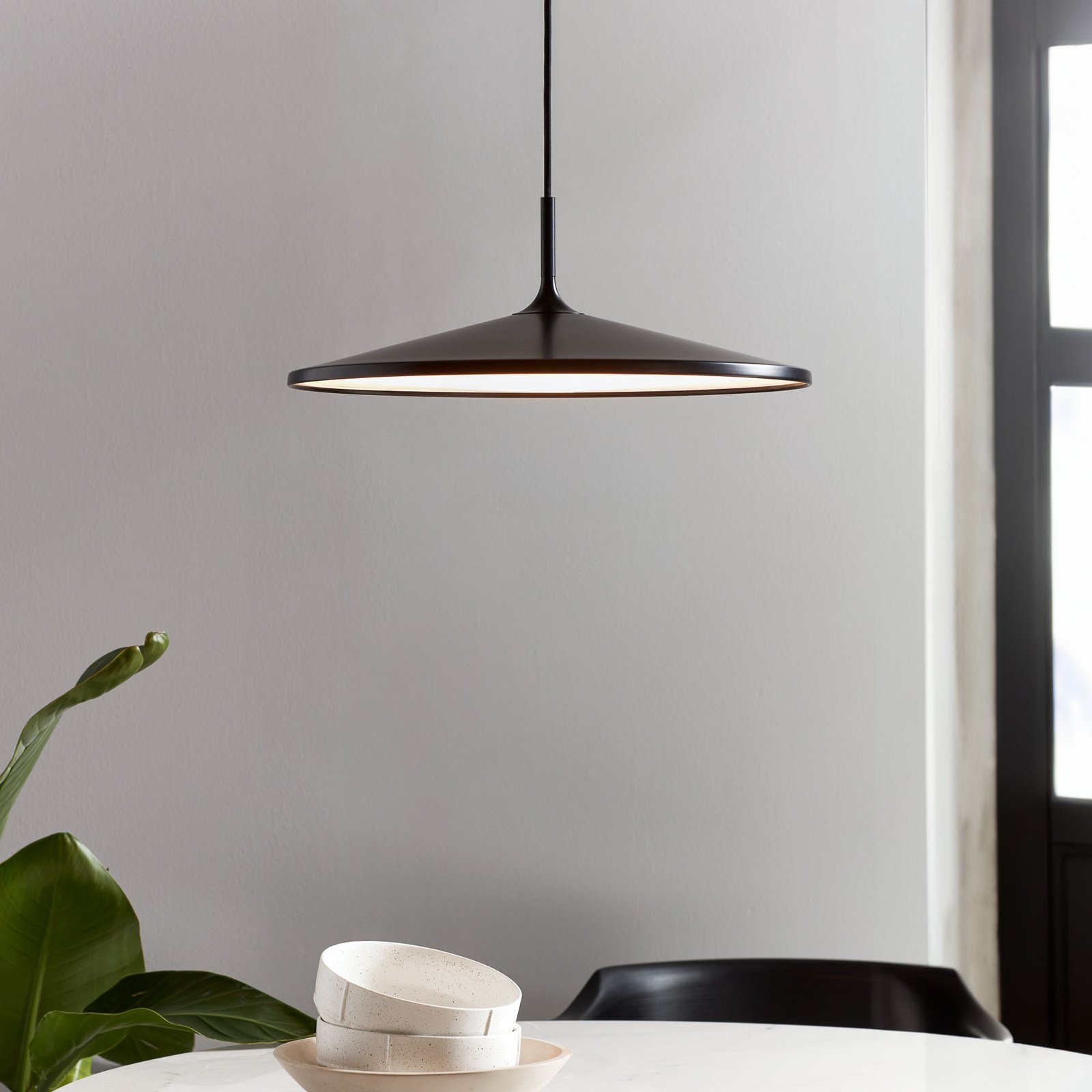 Balance LED pendant light, 3-step dimmable, black, Ø 42 cm
