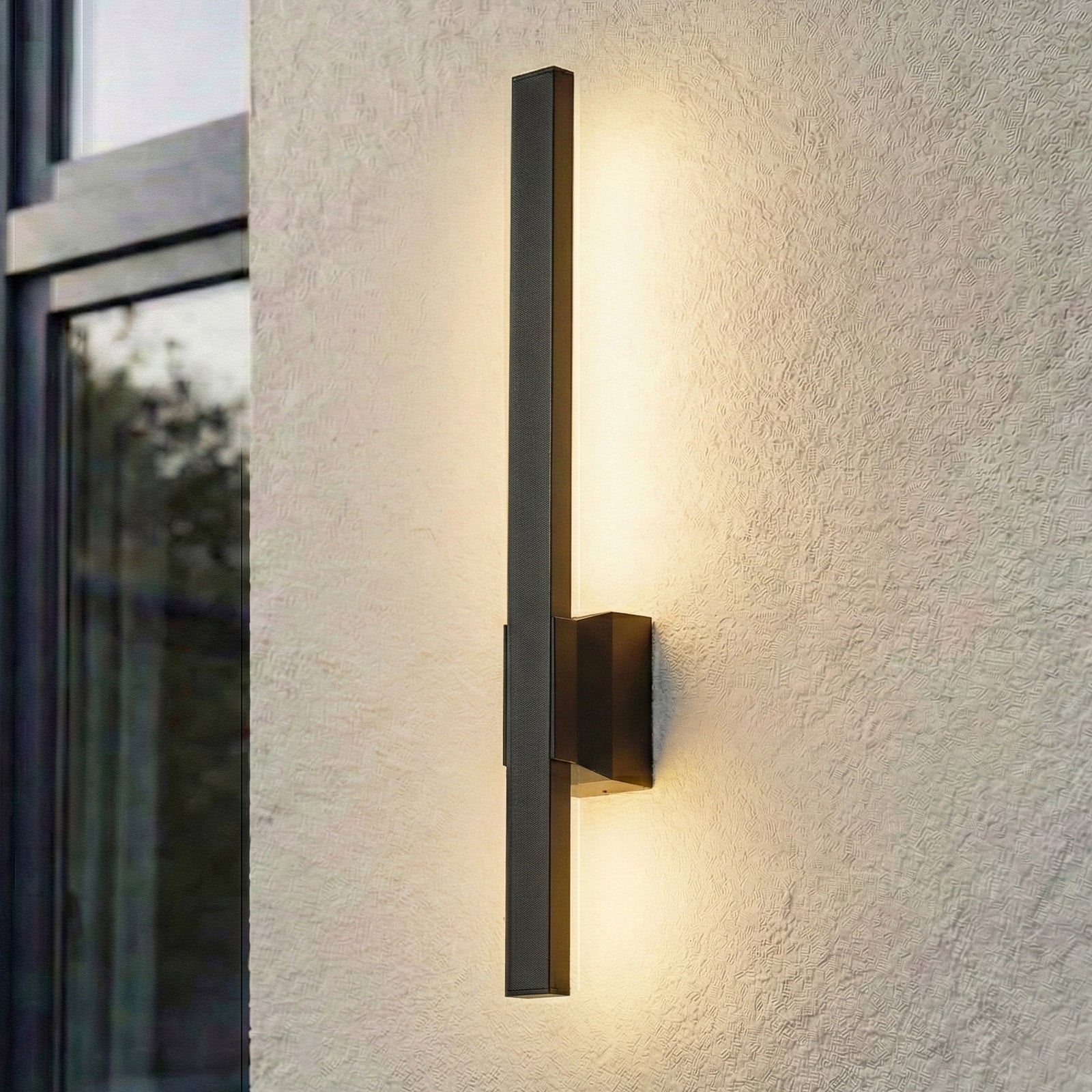 Sakari LED utomhusv&auml;gglampa svart &ndash; Lindby - Terrass - Modern - Aluminium - Med en ljusk&auml;lla