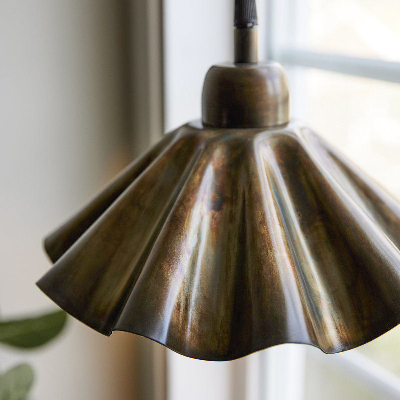 PR Home hanging light Aira brass-coloured oiled, Ø 25 cm plug