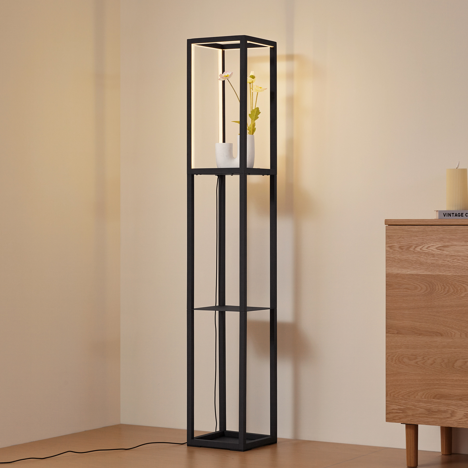Lindby LED stāvlampa Birta, stāvoša, plaukts, augstums 155 cm