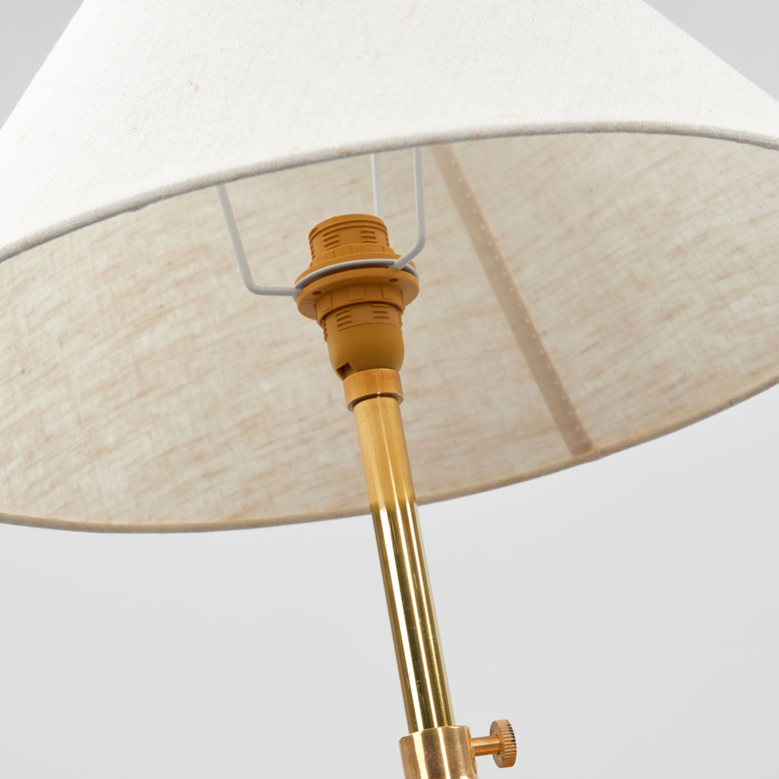 Imponente lámpara de pie TRÍPODE, pantalla blanca