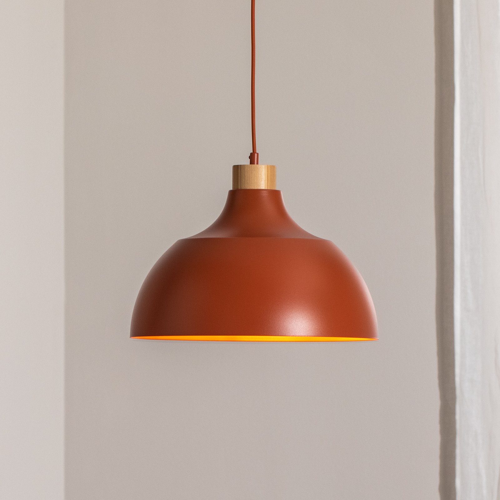 Envostar Hängeleuchte Kaitt, Holzdetail, Ø 34 cm, ziegelrot