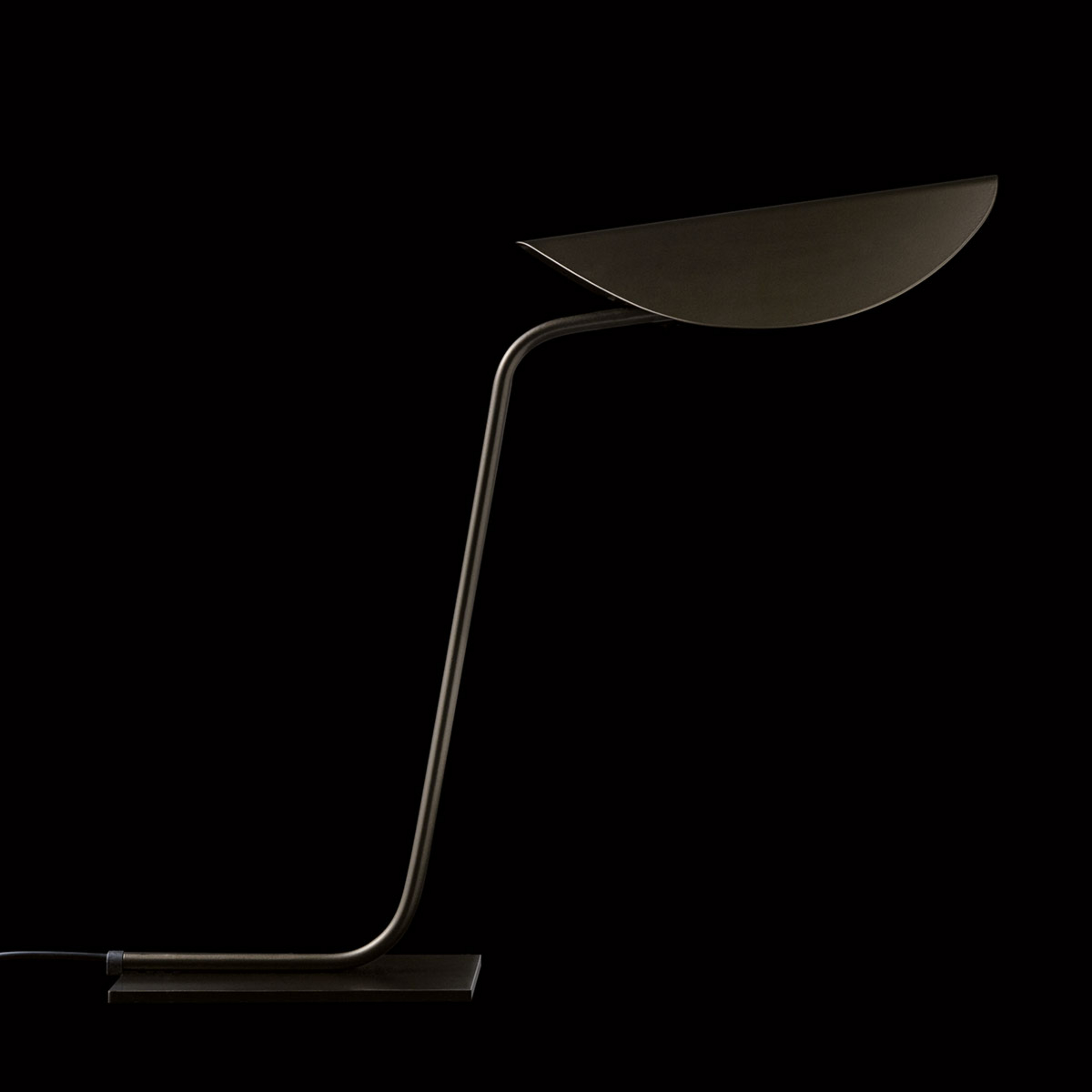 Oluce Plume lampe à poser en bronze