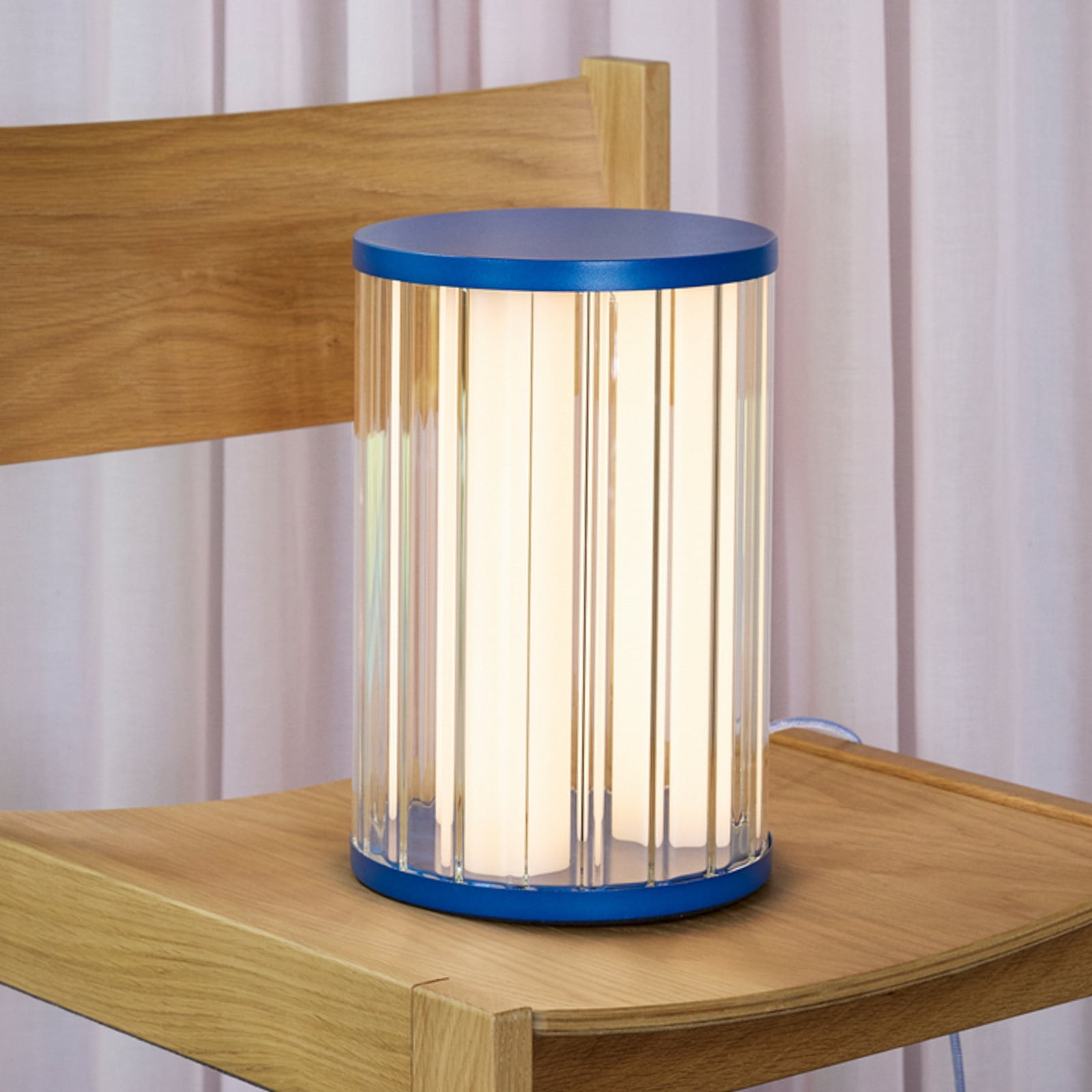 Aru LED-bordslampa, blå/klar, höjd 30 cm – Hübsch