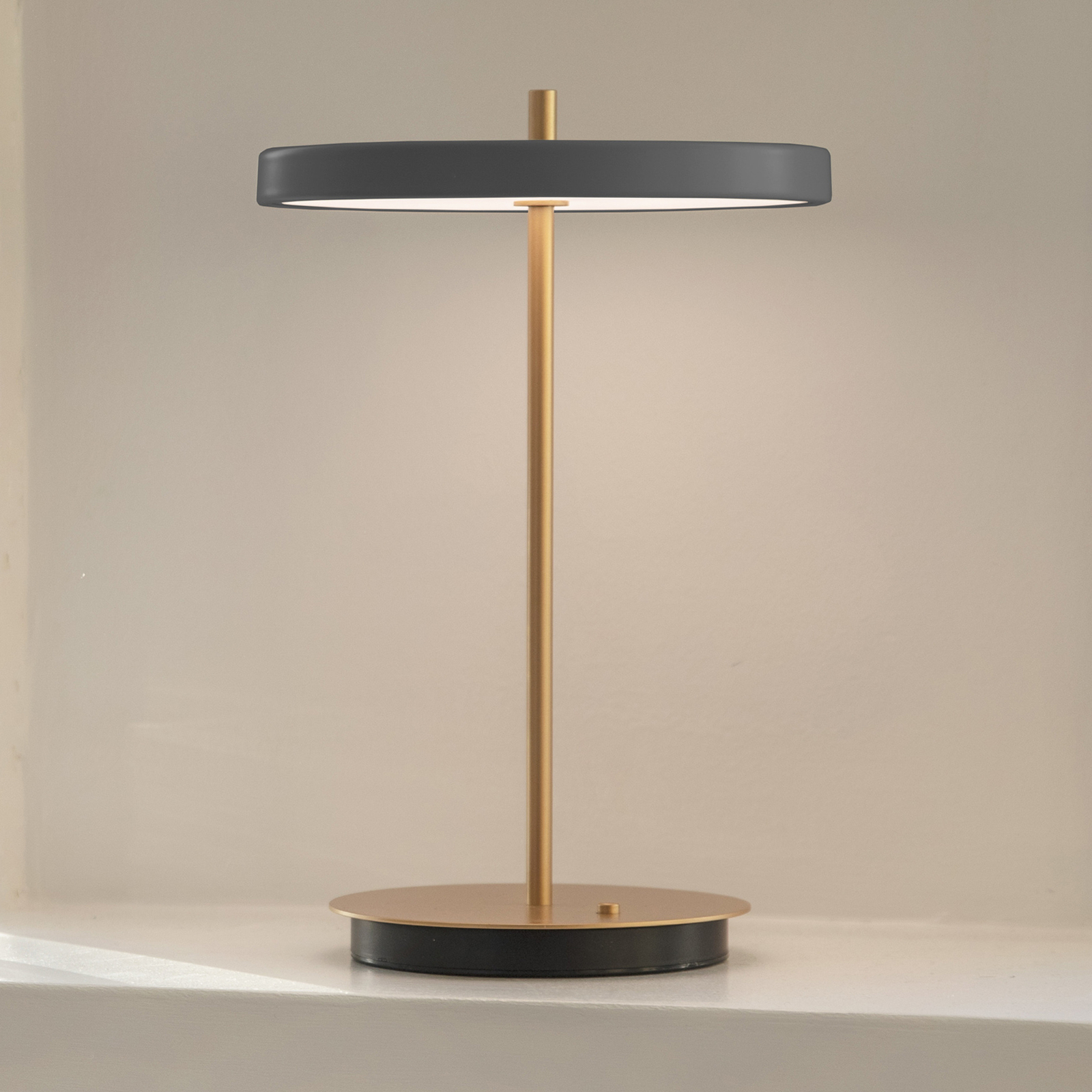 UMAGE Asteria move lampa stołowa LED, antracyt