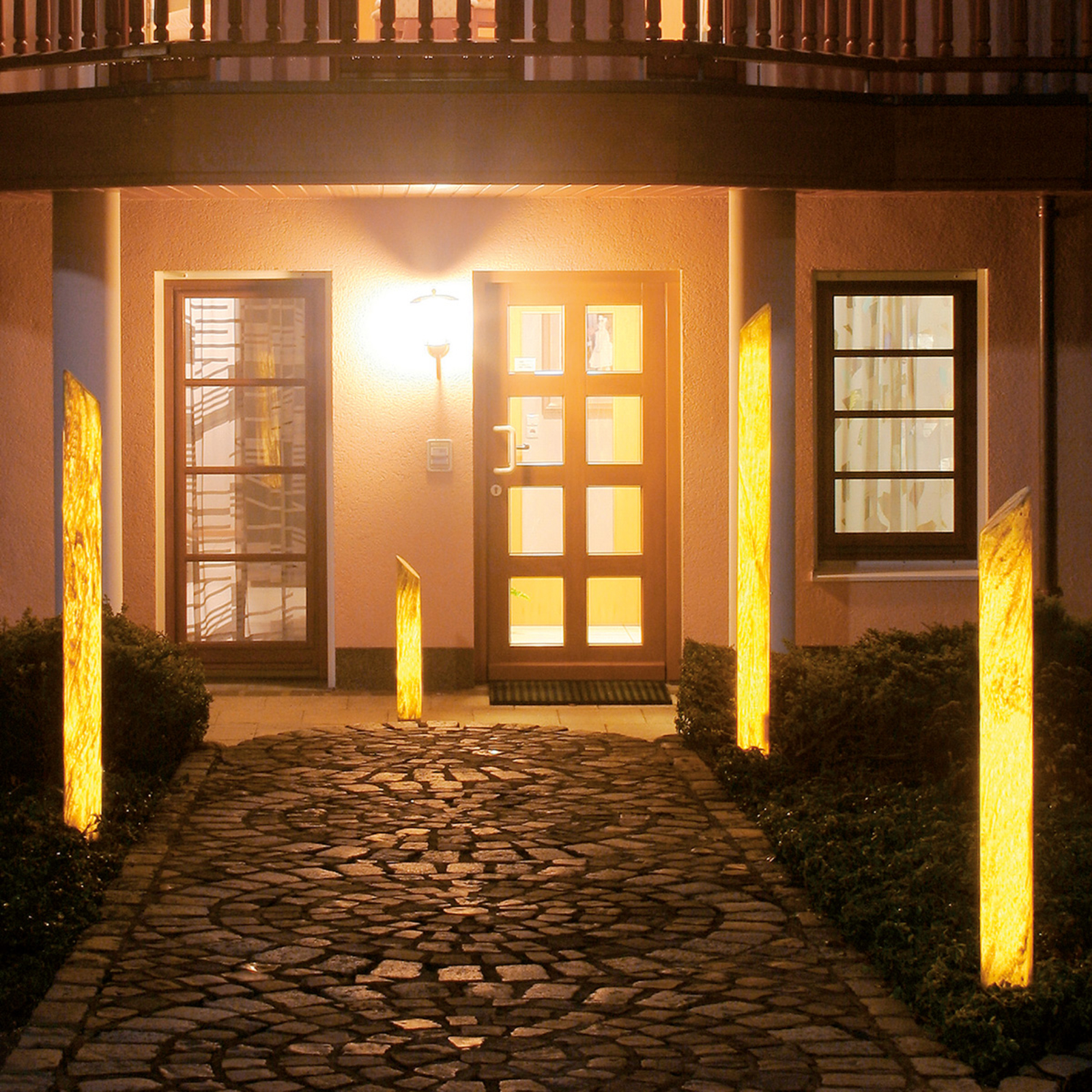 Luminous Sahara LED column with sandstone finish