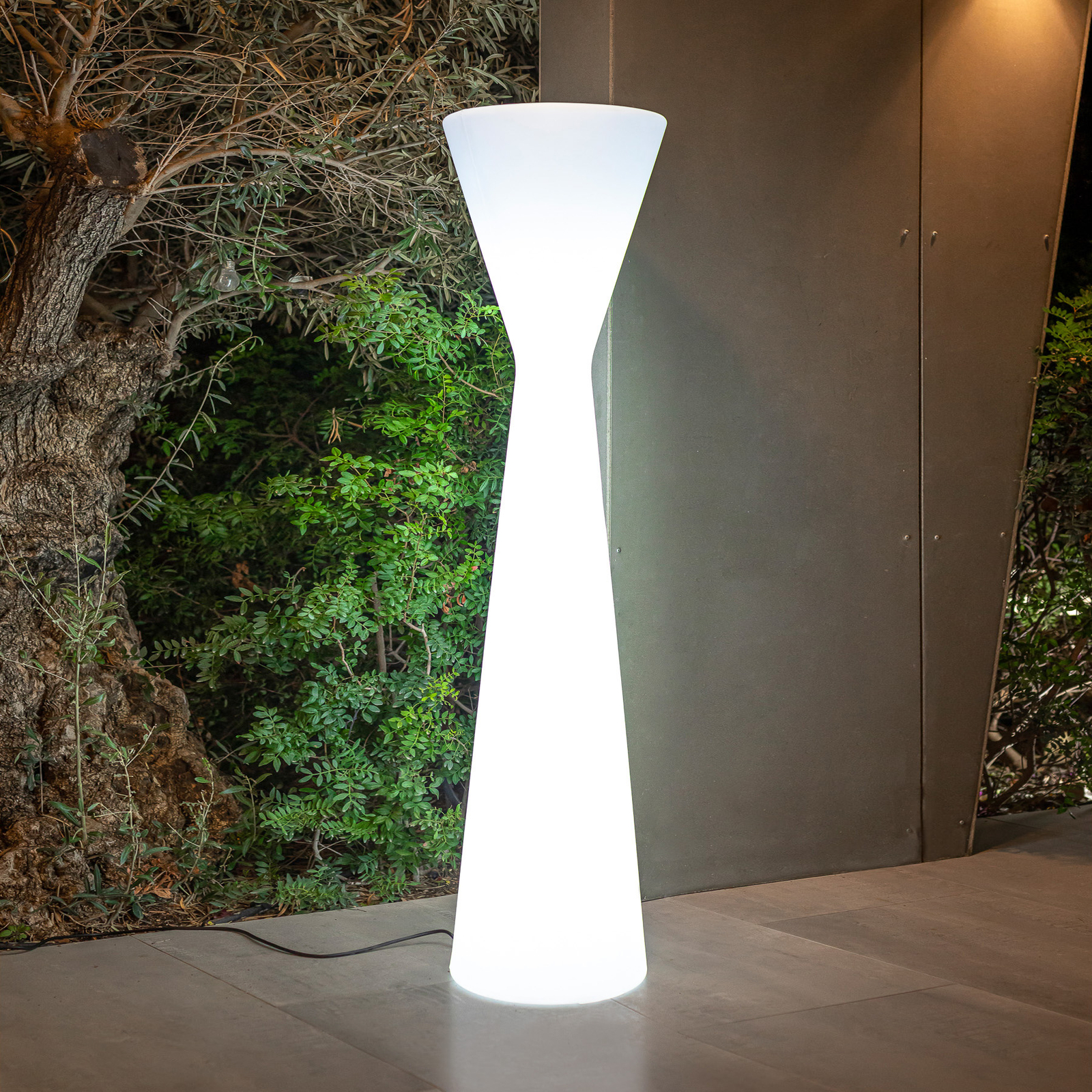 Newgarden Konika lampa stojąca LED, IP65 biała