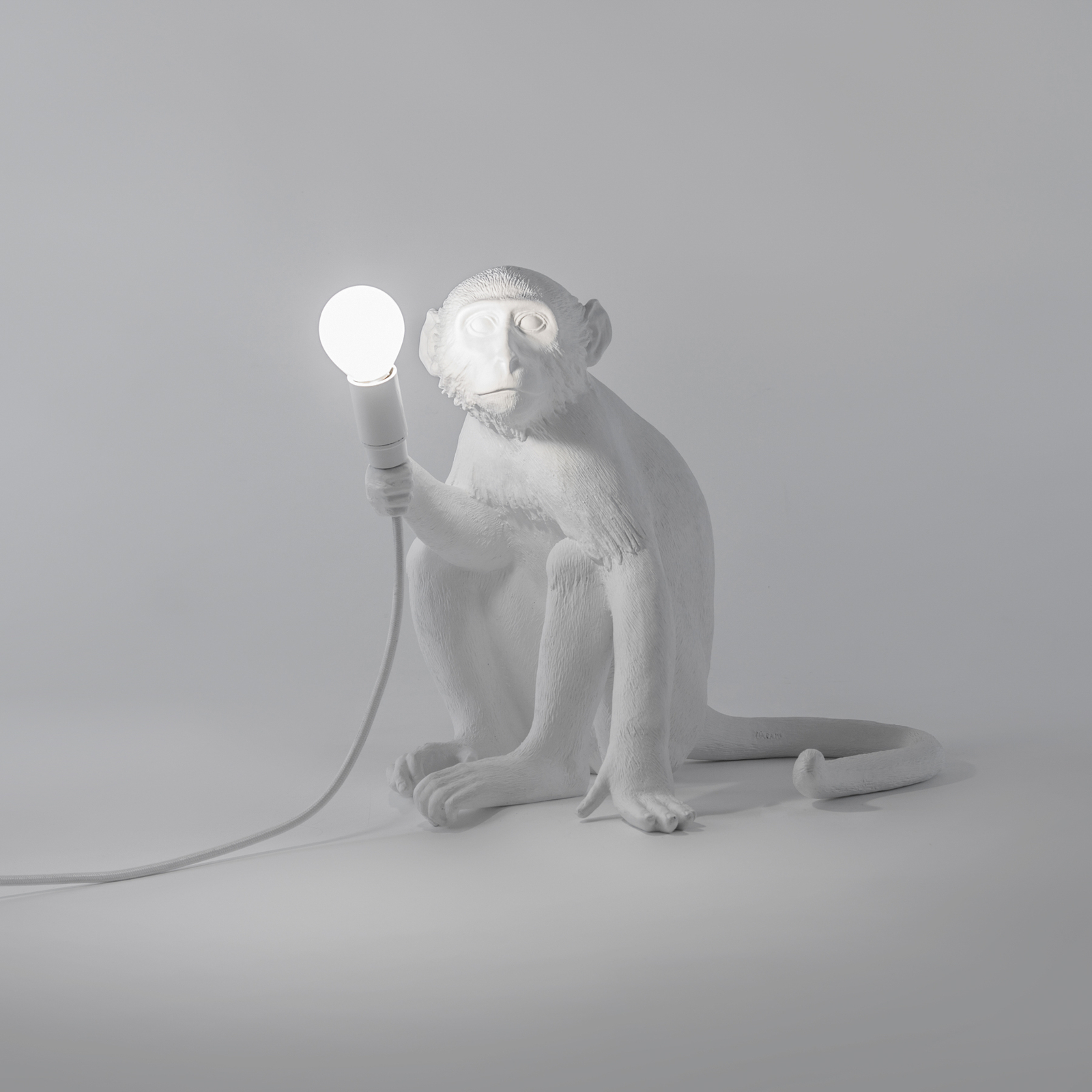Lampe table déco LED Monkey Lamp, blanc, assis