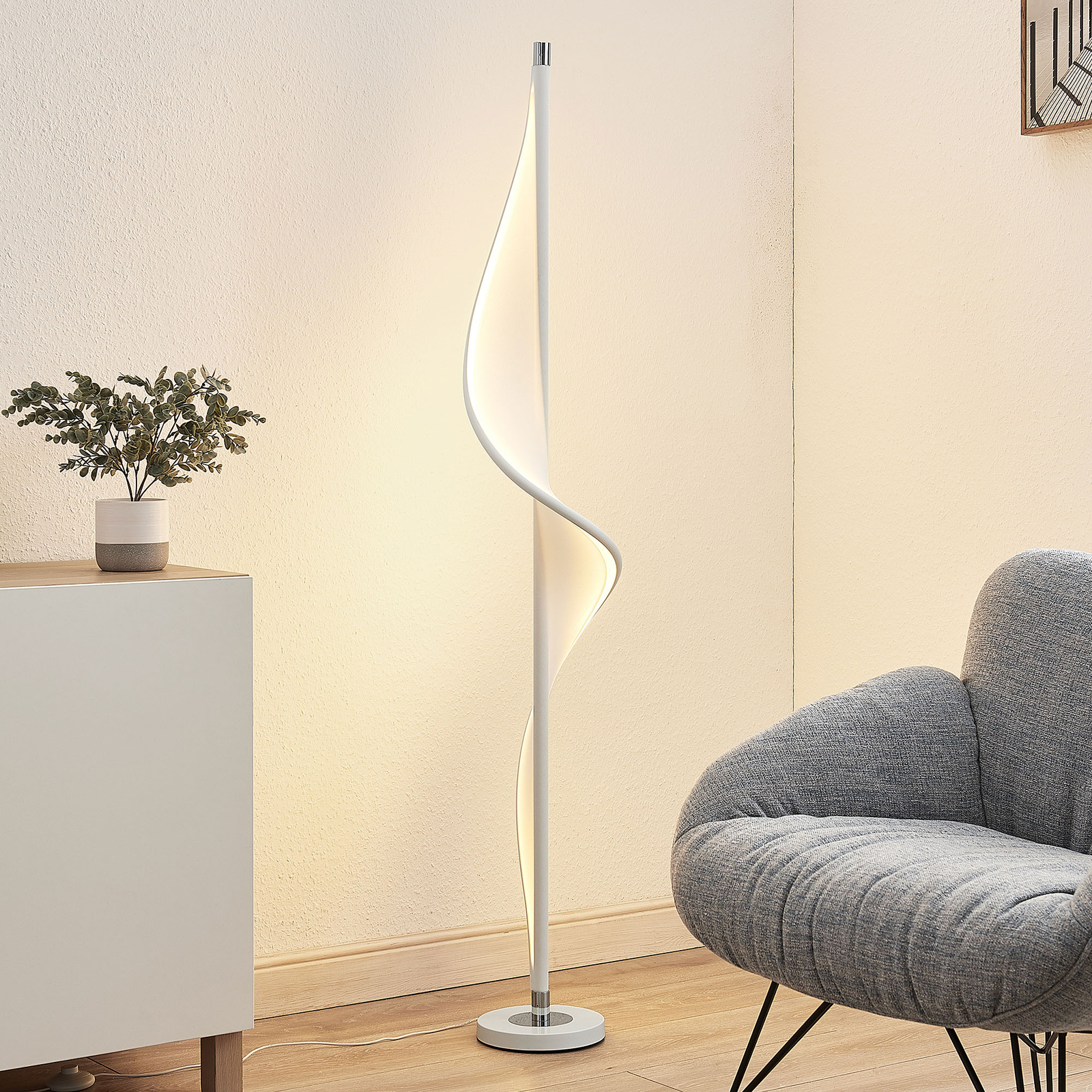 Lucande Edano LED-Stehlampe in gedrehter Form