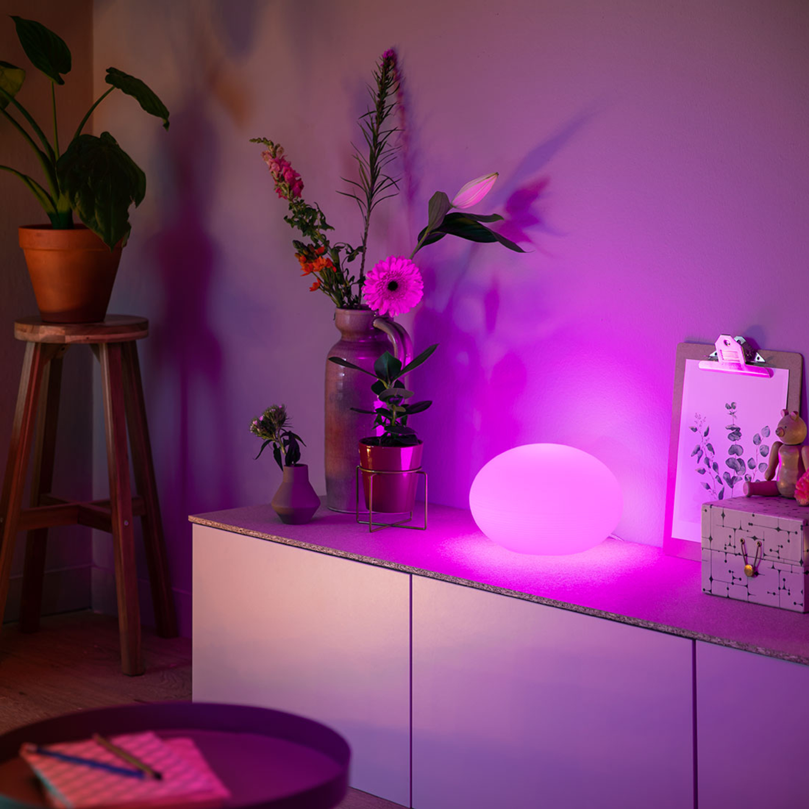Philips Hue Flourish LED bordlampe, RGBW | Lampegiganten.no Philips Hue Flourish LED taklampe, RGBW | Lampegiganten.no