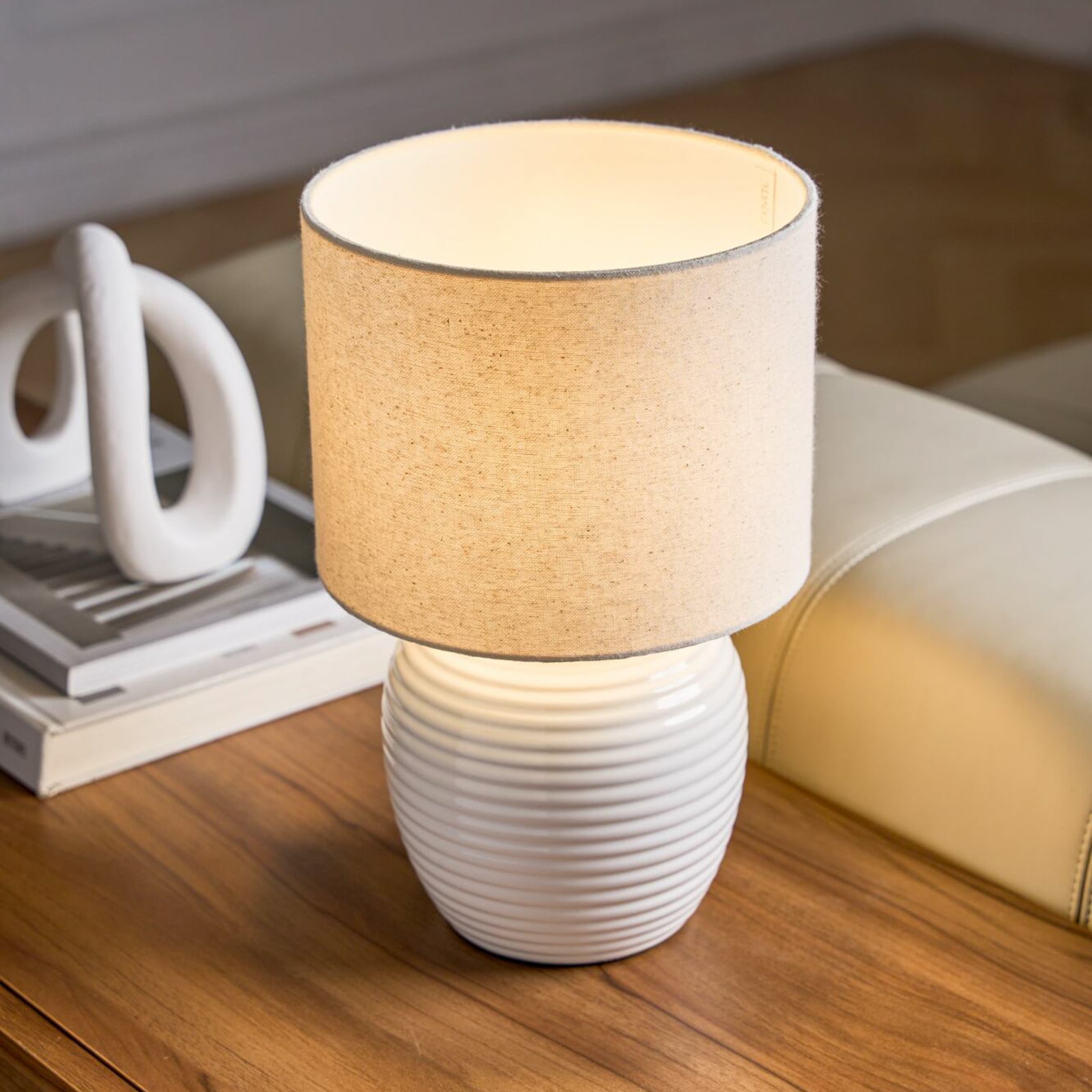 Pauleen-pöytävalaisin LOVELY CHARM, beige, korkeus 33 cm, tekstiili