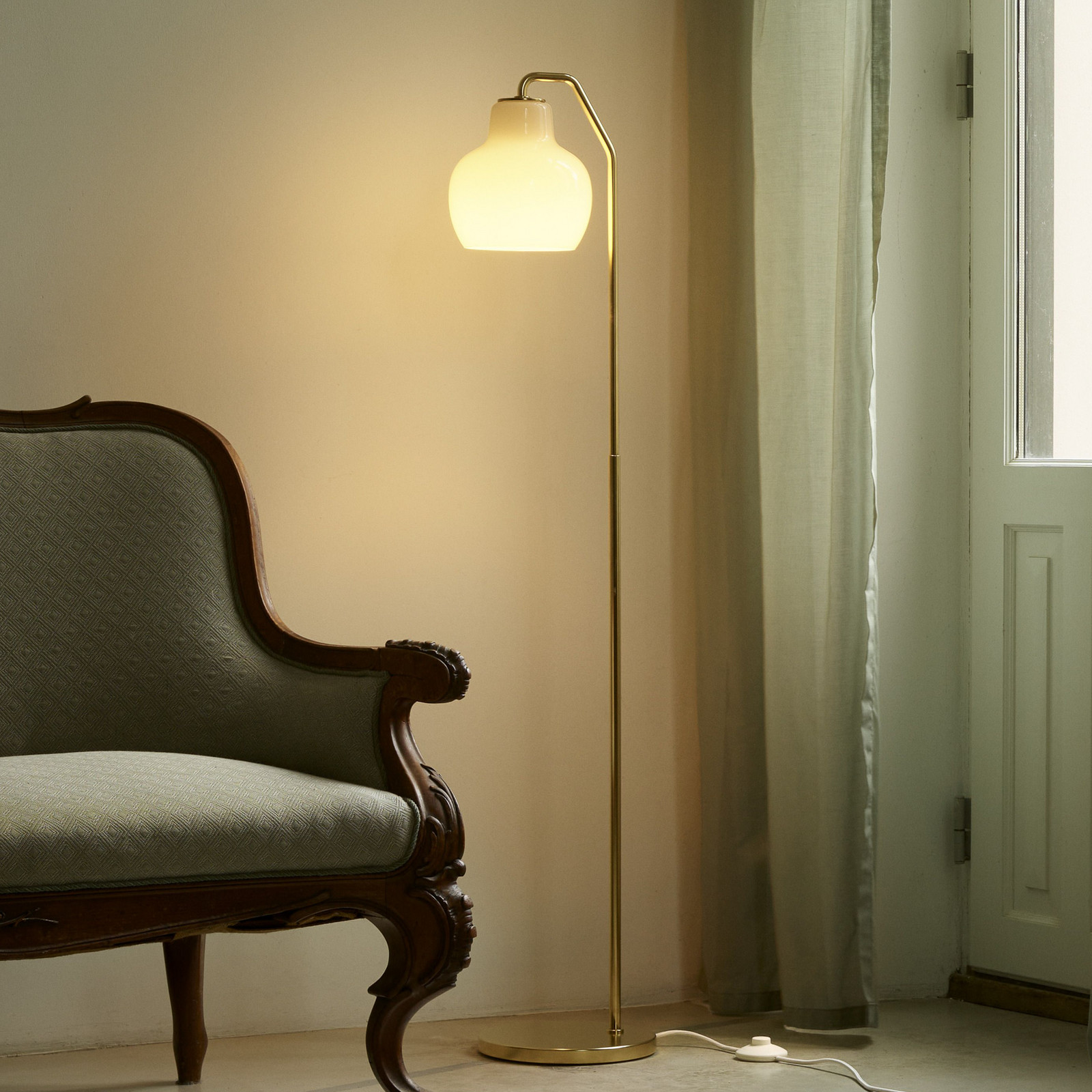 Louis Poulsen lampadar VL Ring Crown alb/alamă E14 - Camera de zi / sufragerie - Modern - alamă alb opal