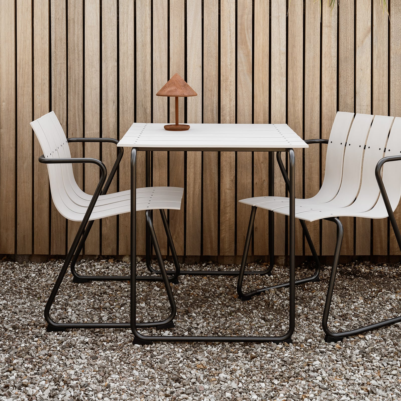 Table OCEAN, couleur sable, plastique, 70 cm x 70 cm - Mater Table OCEAN, couleur sable, plastique, 70 cm x 70 cm - Mater