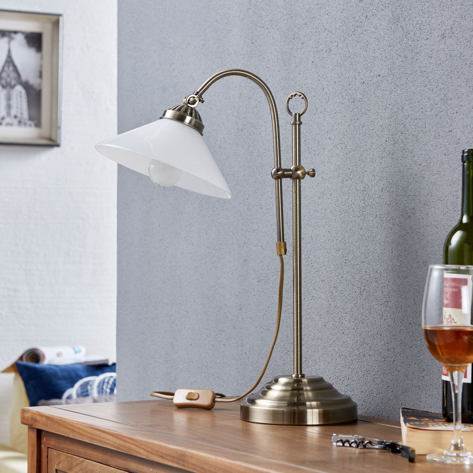 Klassisk bordlampe Otis i antikk messing