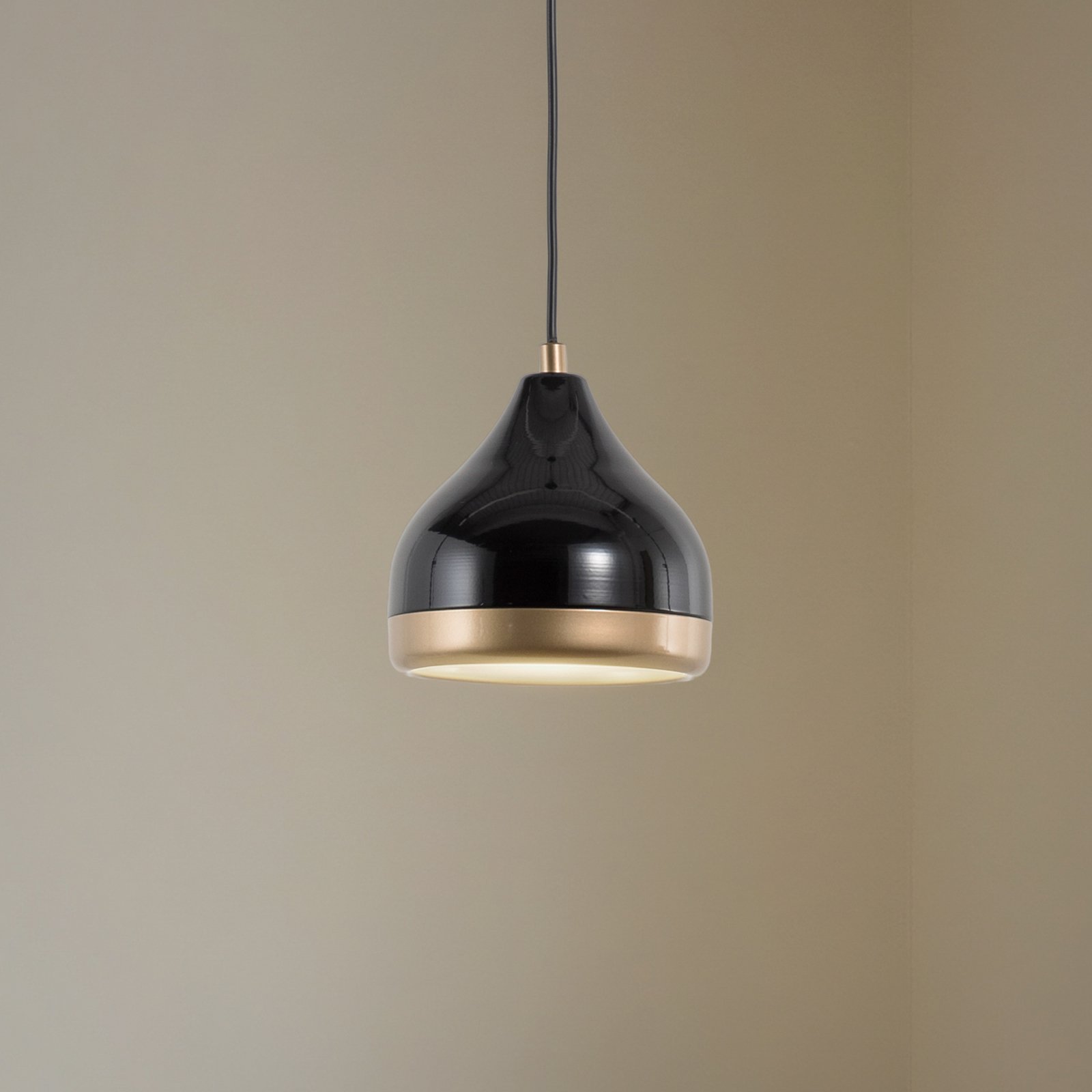 Yildo pendant light, 1-bulb, black/gold, metal, Ø 17cm