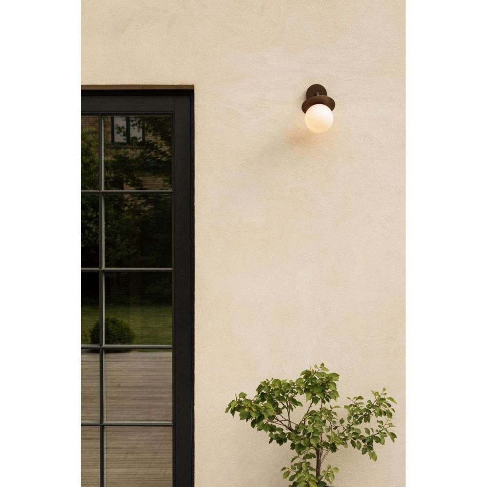 Nuura buitenwandlamp Liila, breedte 16 cm, brons/opaal