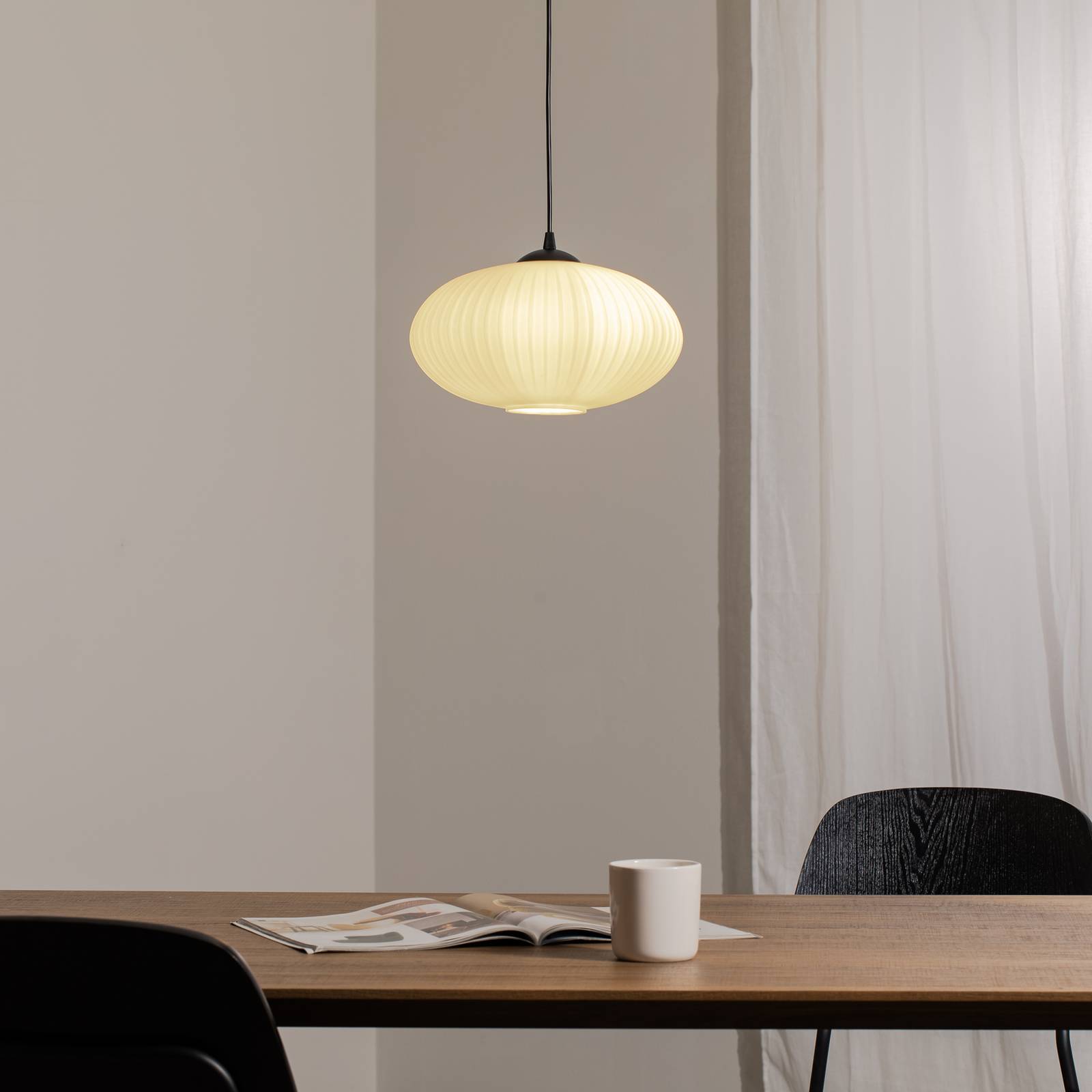 Lampa do jadalni Coco, Ø 30 cm, czarny/opal, szkło