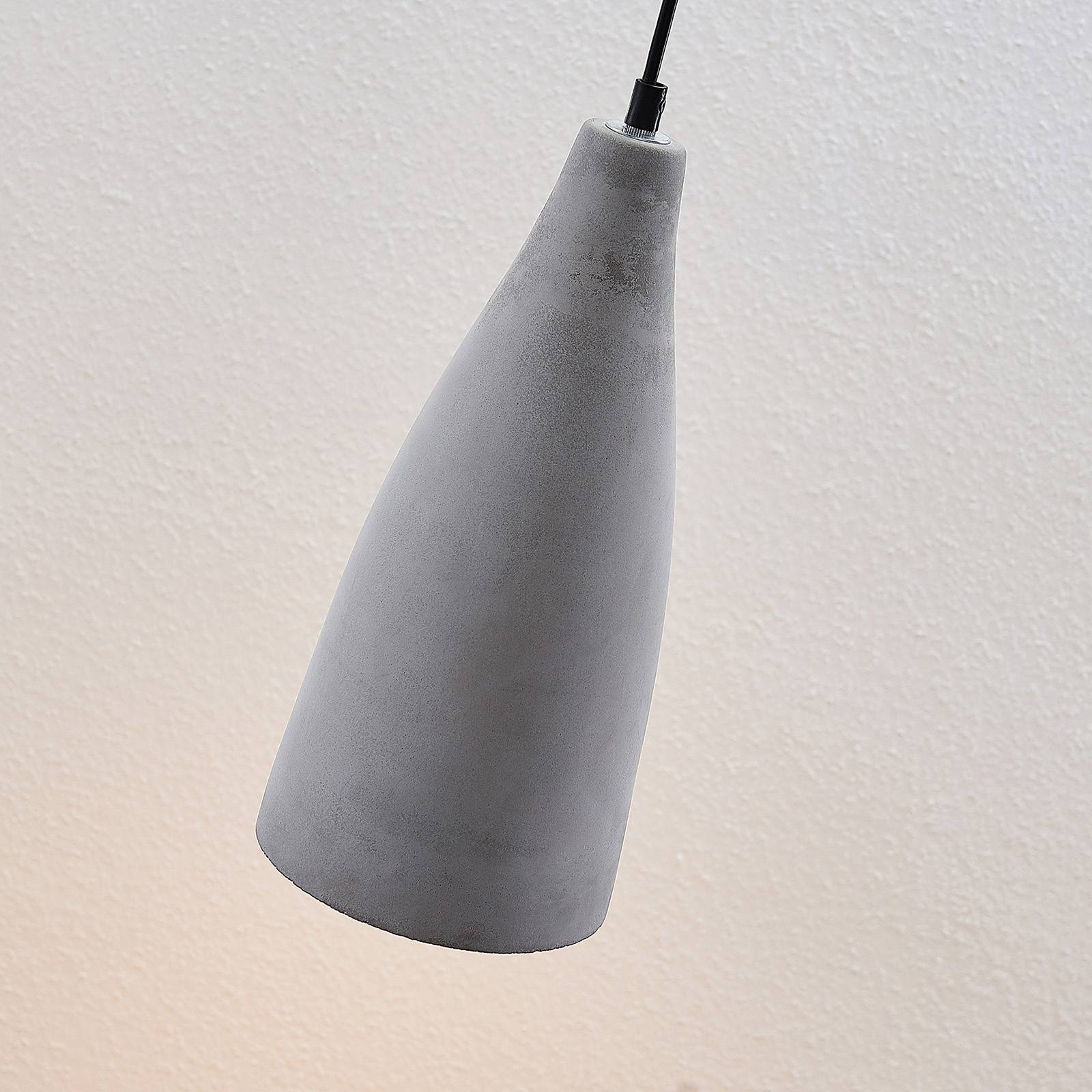 Betonowa lampa wisząca Sanne w stylu industrialnym