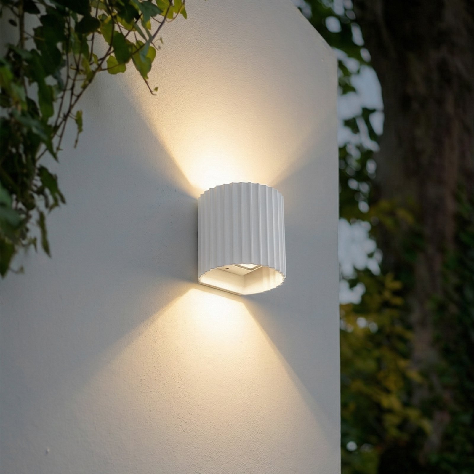 Lindby Applique da esterni LED Ralino, bianca, a 2 luci, IP65