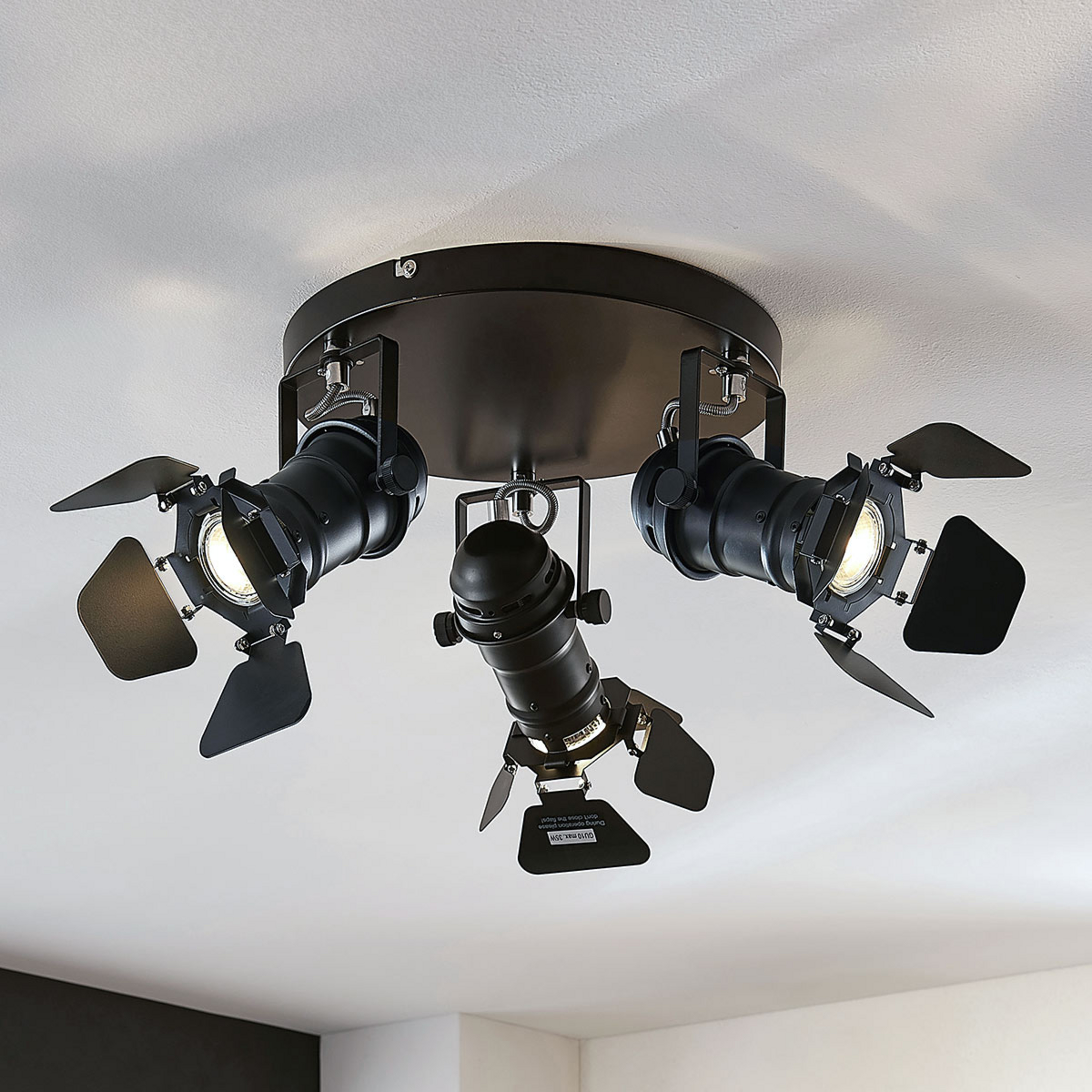 Lindby Deckenstrahler Tilen, 3-flg., schwarz, Metall, Ø 54cm