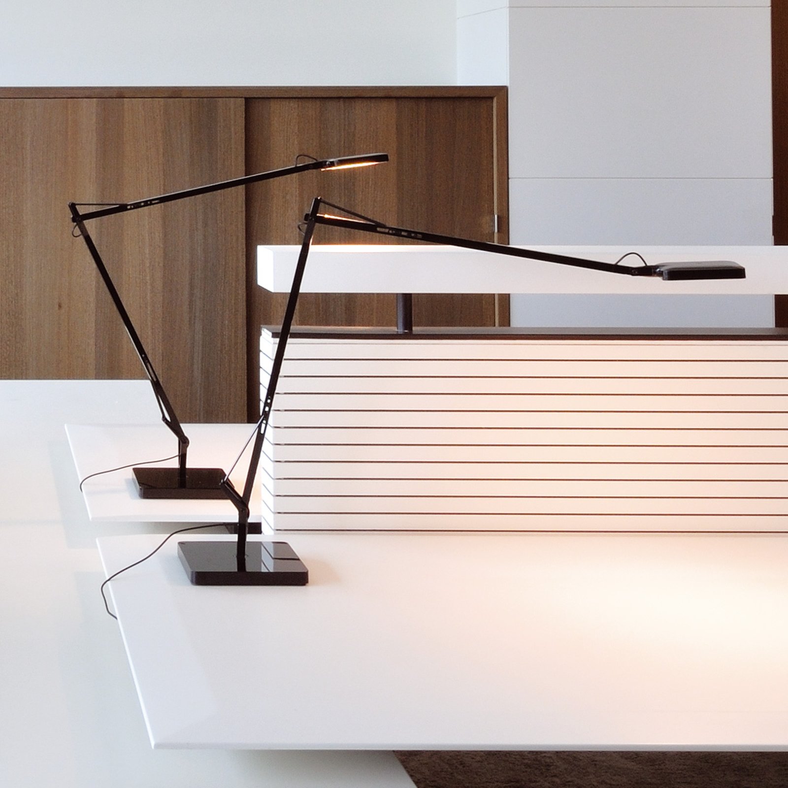 Candeeiro de mesa FLOS Kelvin LED em antracite