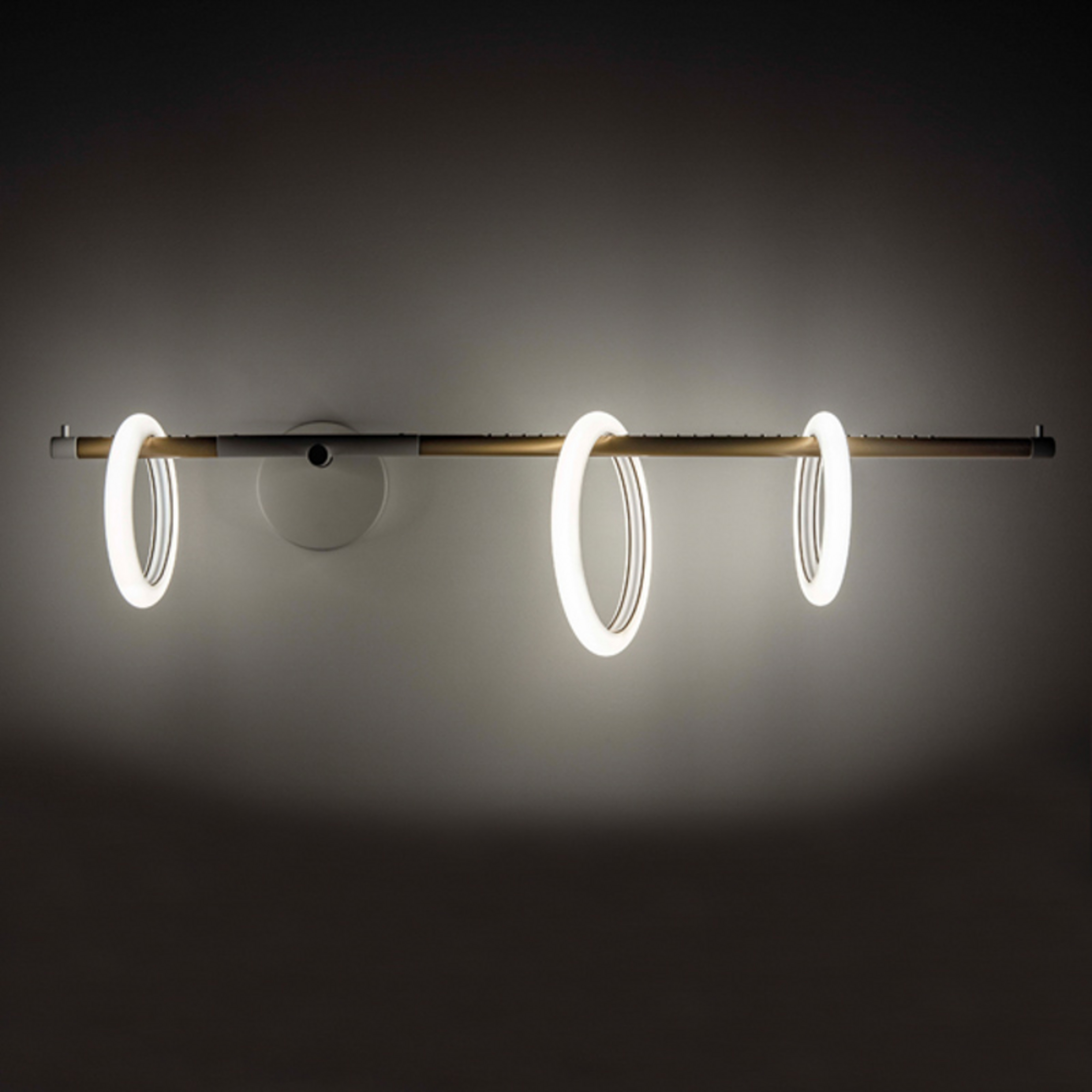 LED-Wandleuchte Ulaop, drei Ringe, rechts