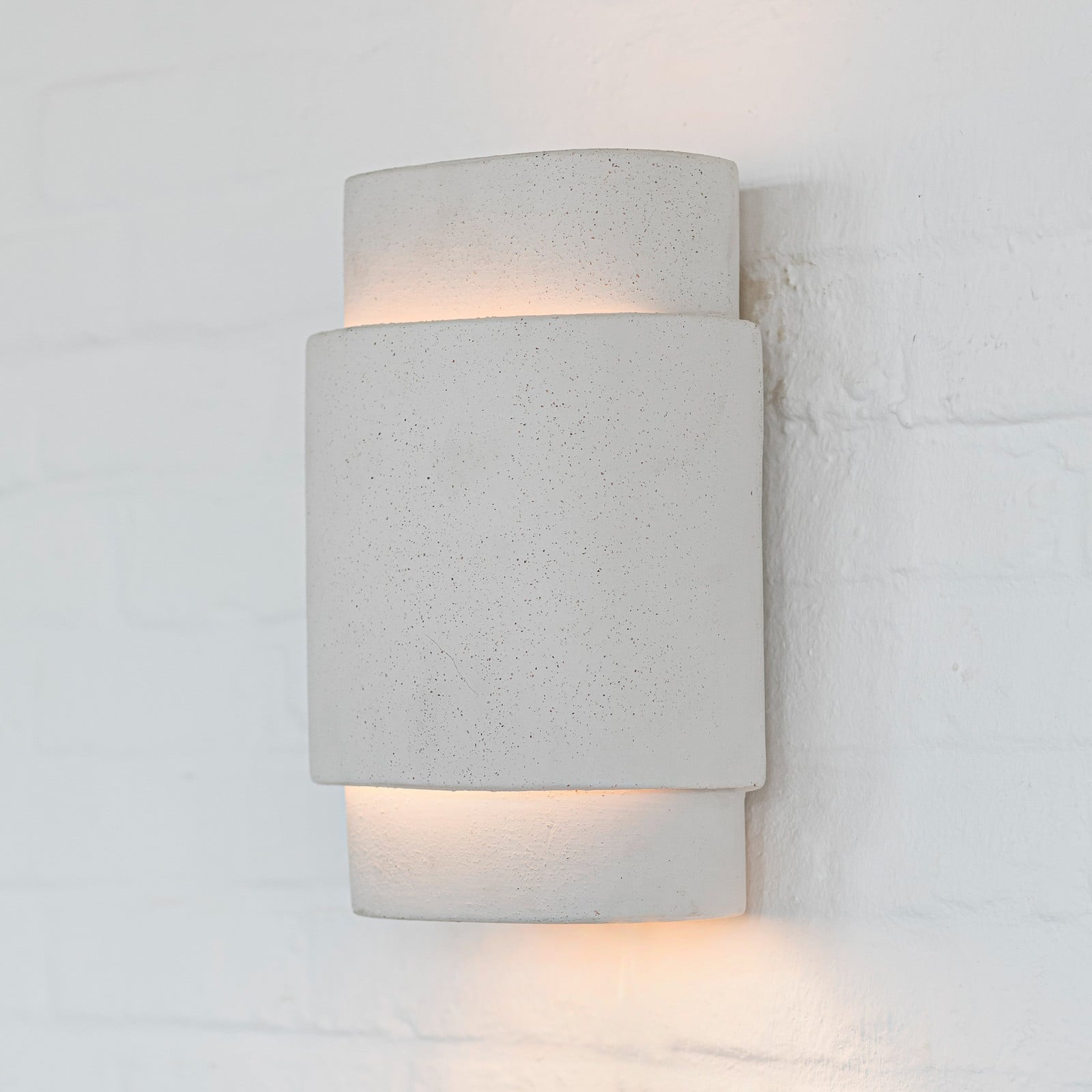 BEIGE PIERRE vegglampe, opp/ned, steingods, E14 – Serax - Stue - Design - Keramikk - Kantet