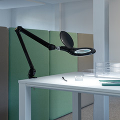 Lampada LED con lente d'ingrandimento MAULmakro, nera, altezza 50 cm