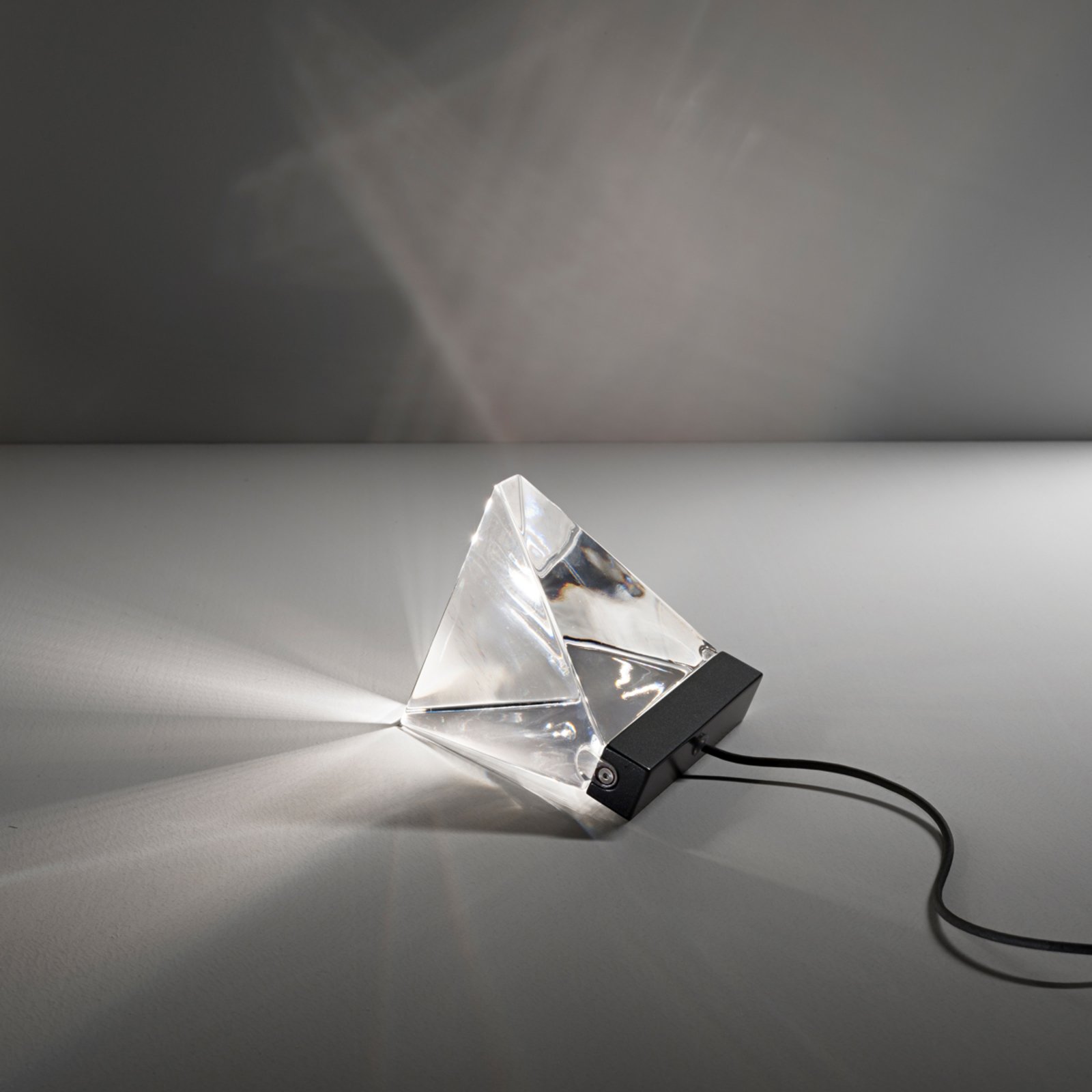 Kleine kristal tafellamp Tripla met LED, antraciet