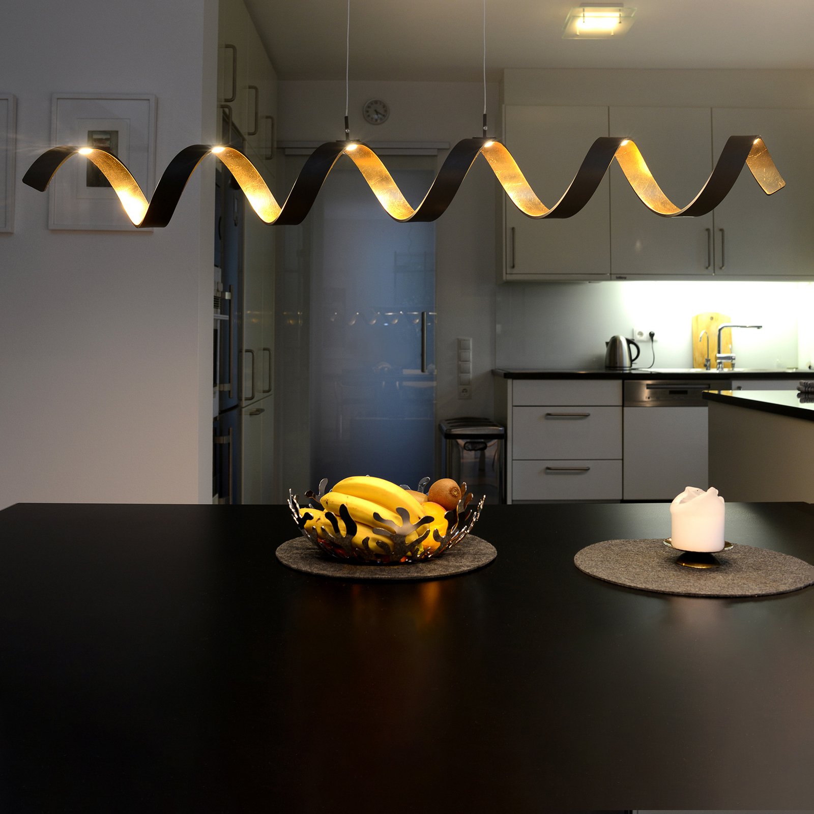 Lámpara colgante LED Helix, negro-oro, 125 cm
