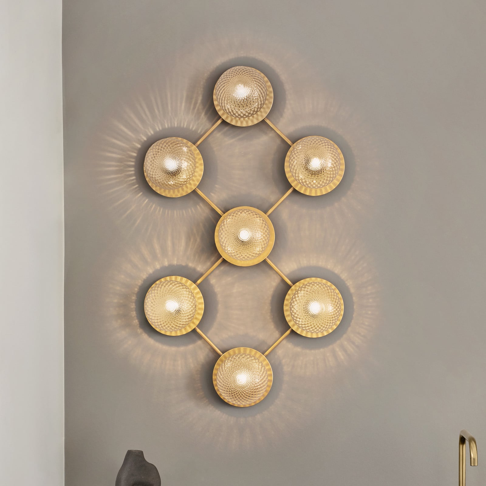 Liila 7 Wand-/Deckenleuchte Nordic Gold/Optic Clear Nuura Aps - Wohnzimmer - Design - Glas - Kugel