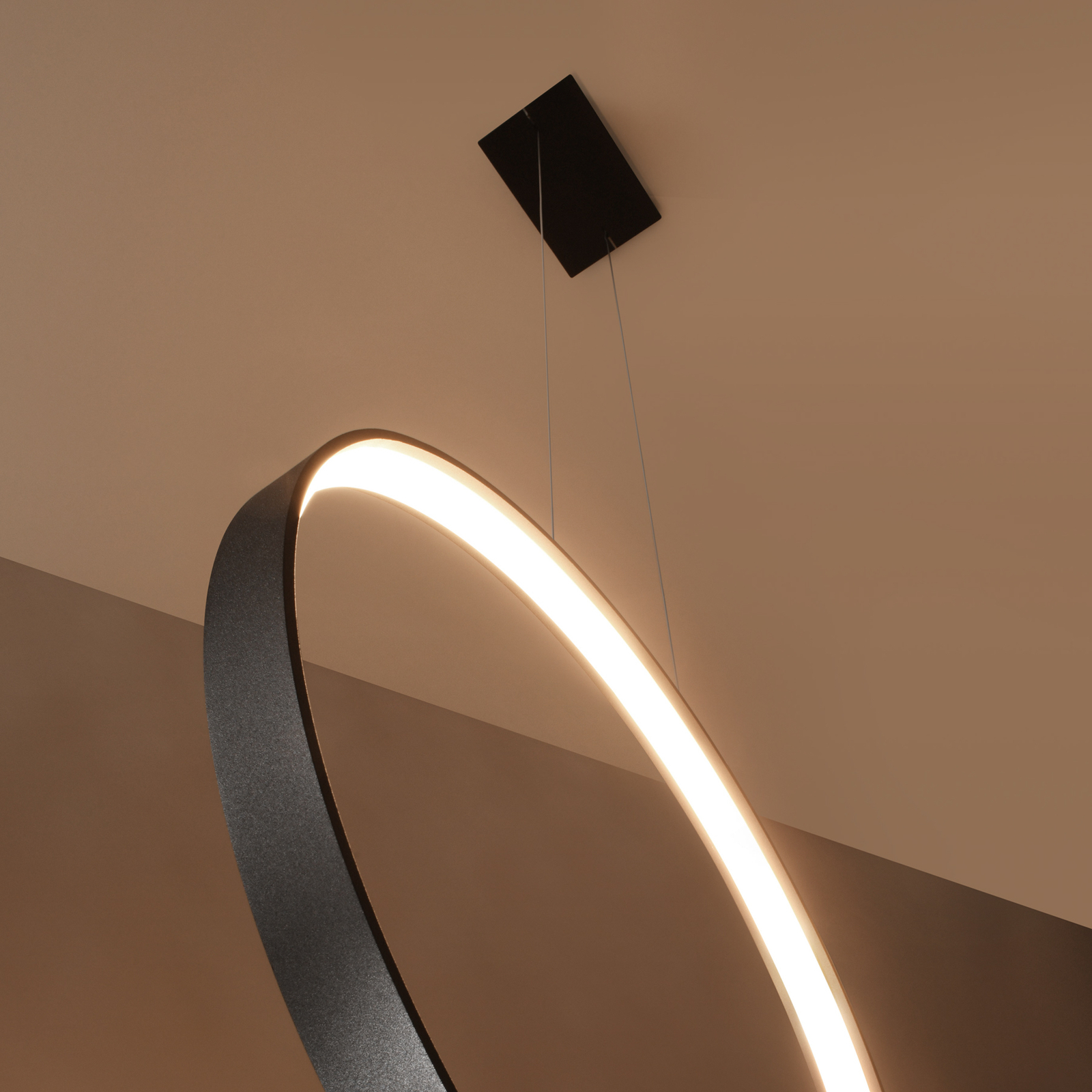 LED hanglamp Rio 55, verticaal 3.000 K zwart