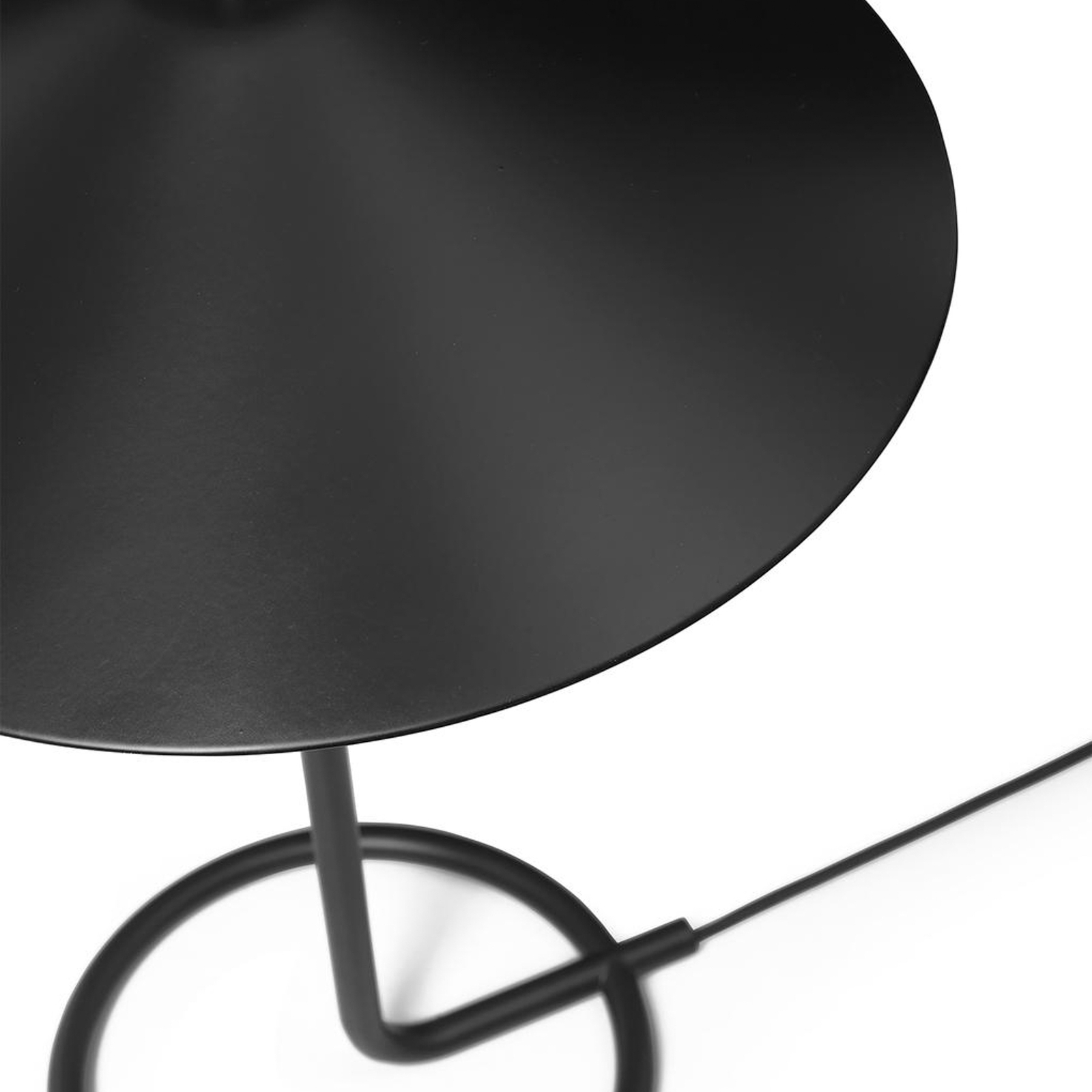 ferm LIVING Lámpara de mesa Filo, negra, redonda, hierro, 43 cm
