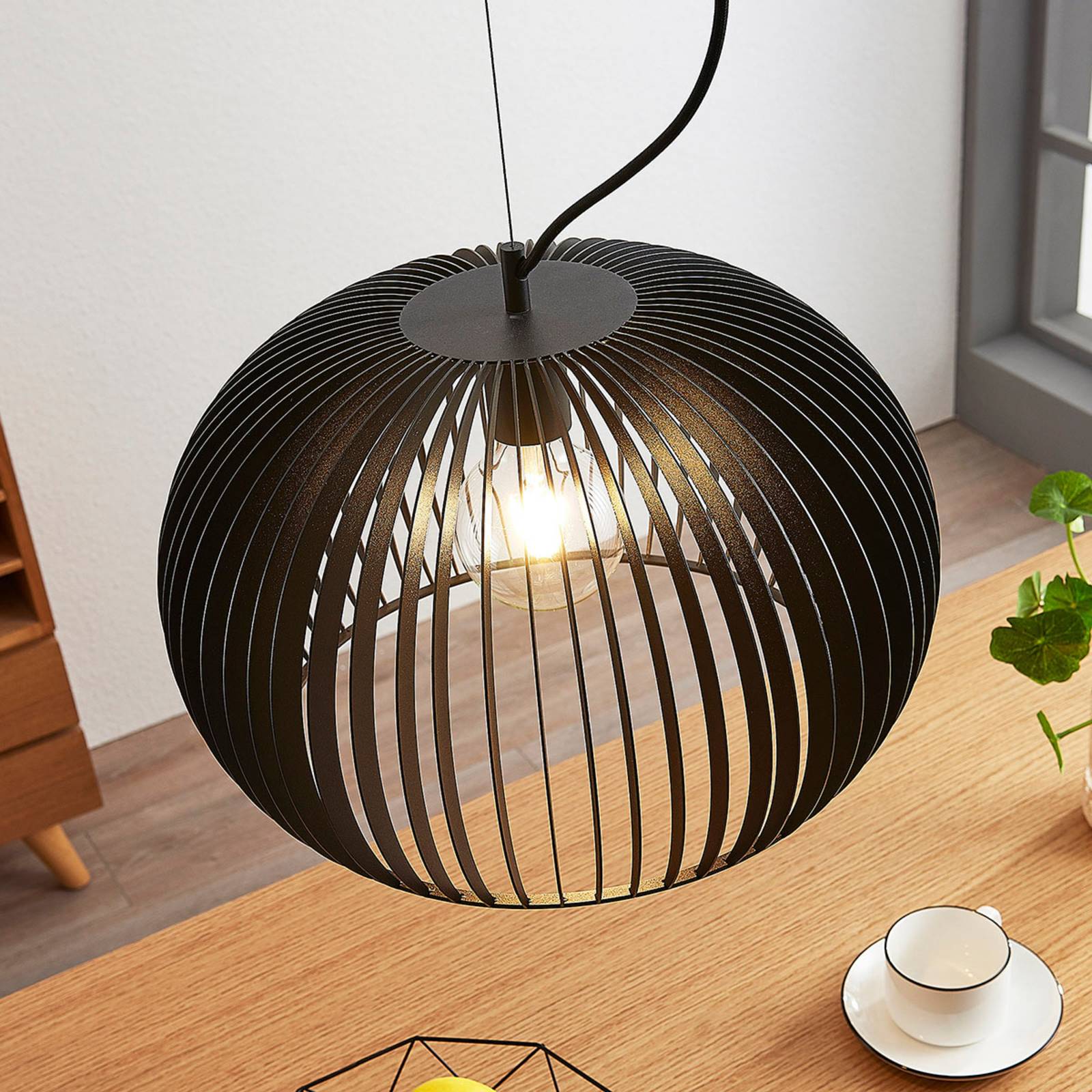 Lampa wisząca Jusra z czarnego metalu, 1-punktowa.