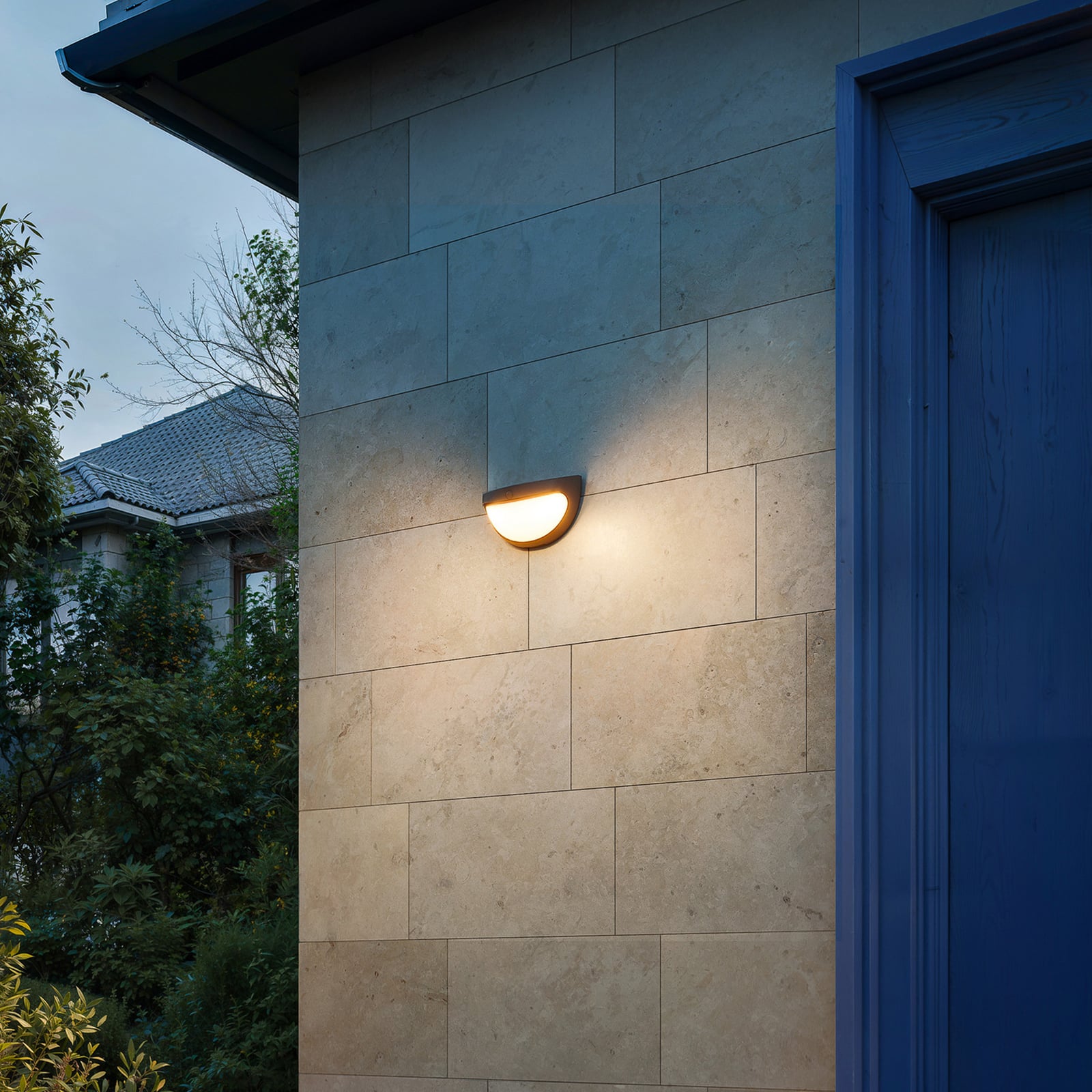 Philips LED-solarna stenska svetilka Swyn, črna, s senzorjem, IP44 Philips LED-solarna stenska svetilka Swyn, črna, s senzorjem, IP44