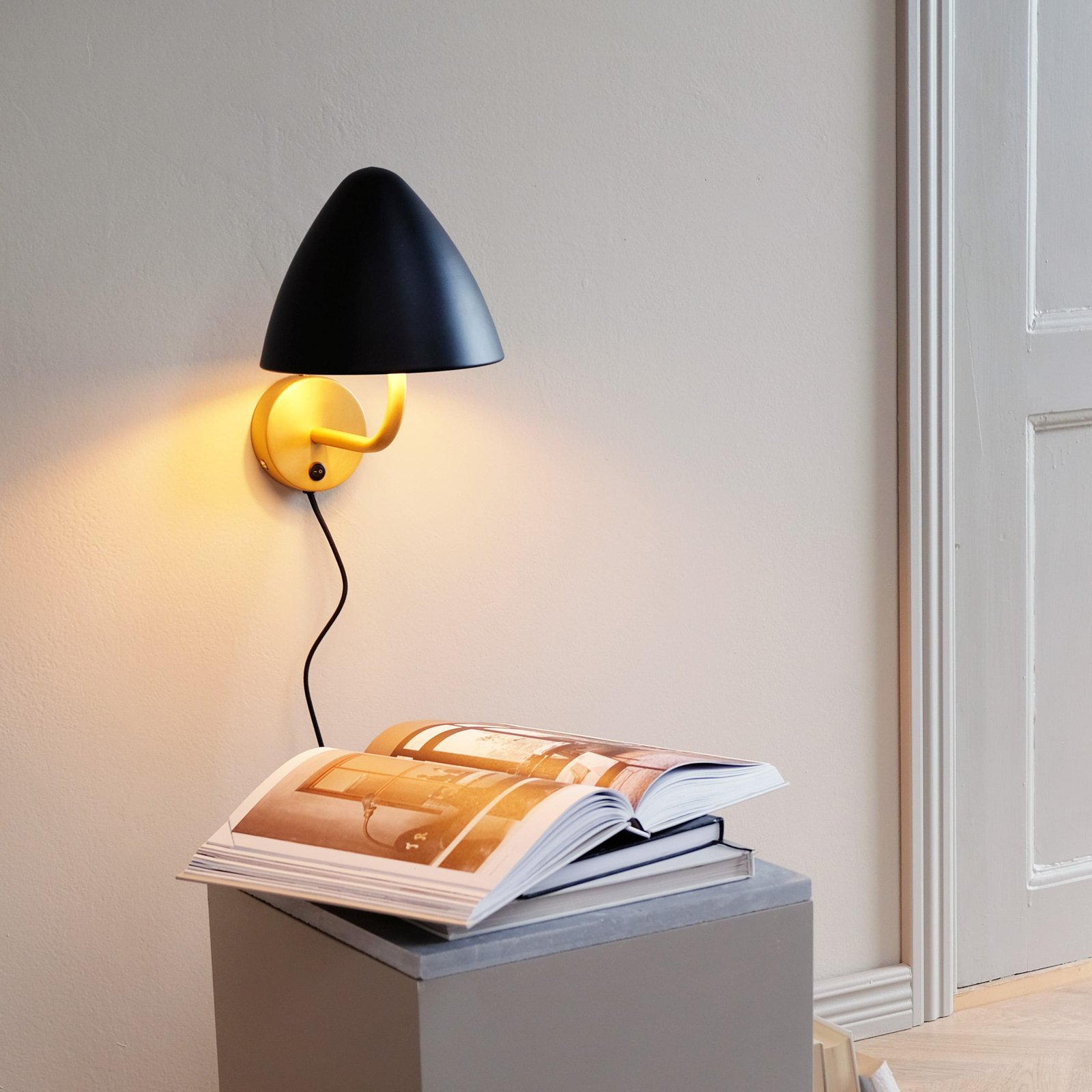 Dyberg Larsen wandlamp Oulu, zwart/messing, Ø 20,3 cm