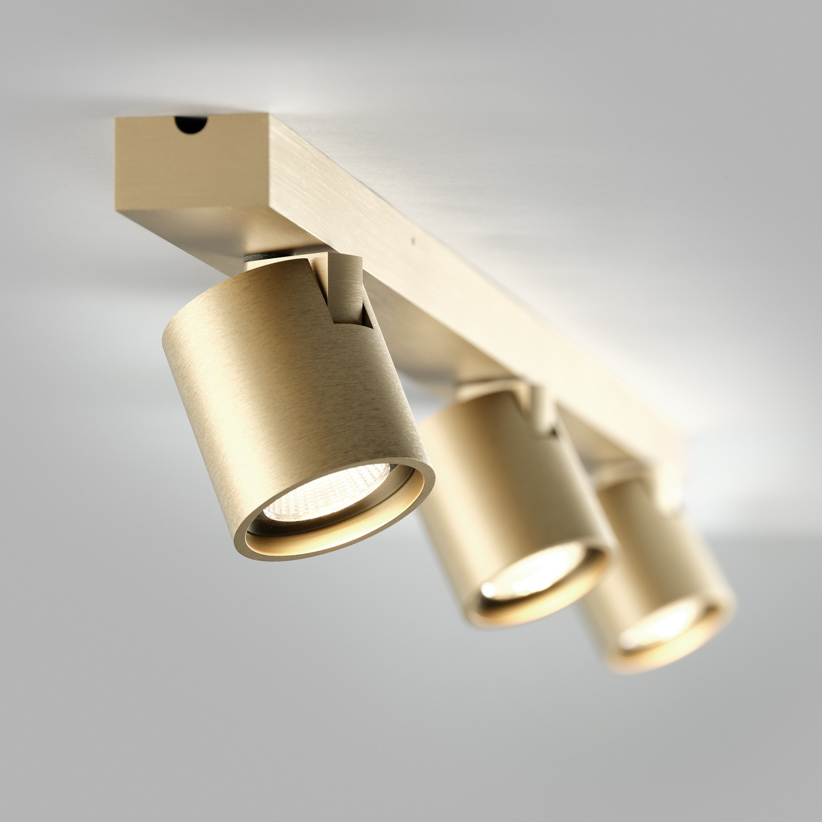 Focus L900 LED-Spot messing, 90cm, CCT, 3-flg. LIGHT-POINT - Flurbereich - Design - Aluminium - Mehrflammig