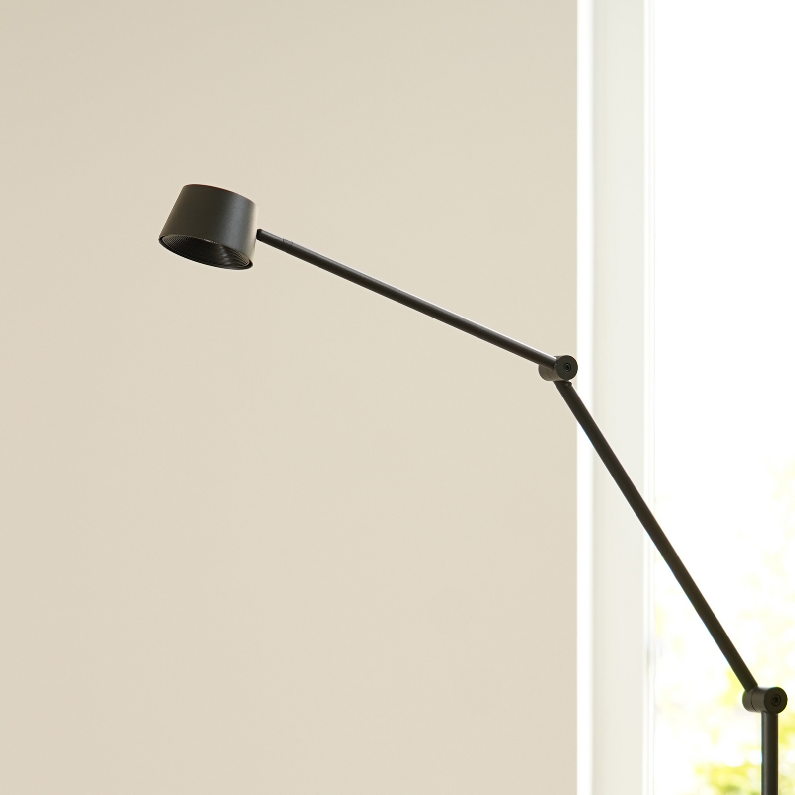 Direction F2 LED-Stehleuchte, schwarz, Höhe 130cm - Antidark Direction F2 LED-Stehleuchte, schwarz, Höhe 130cm - Antidark