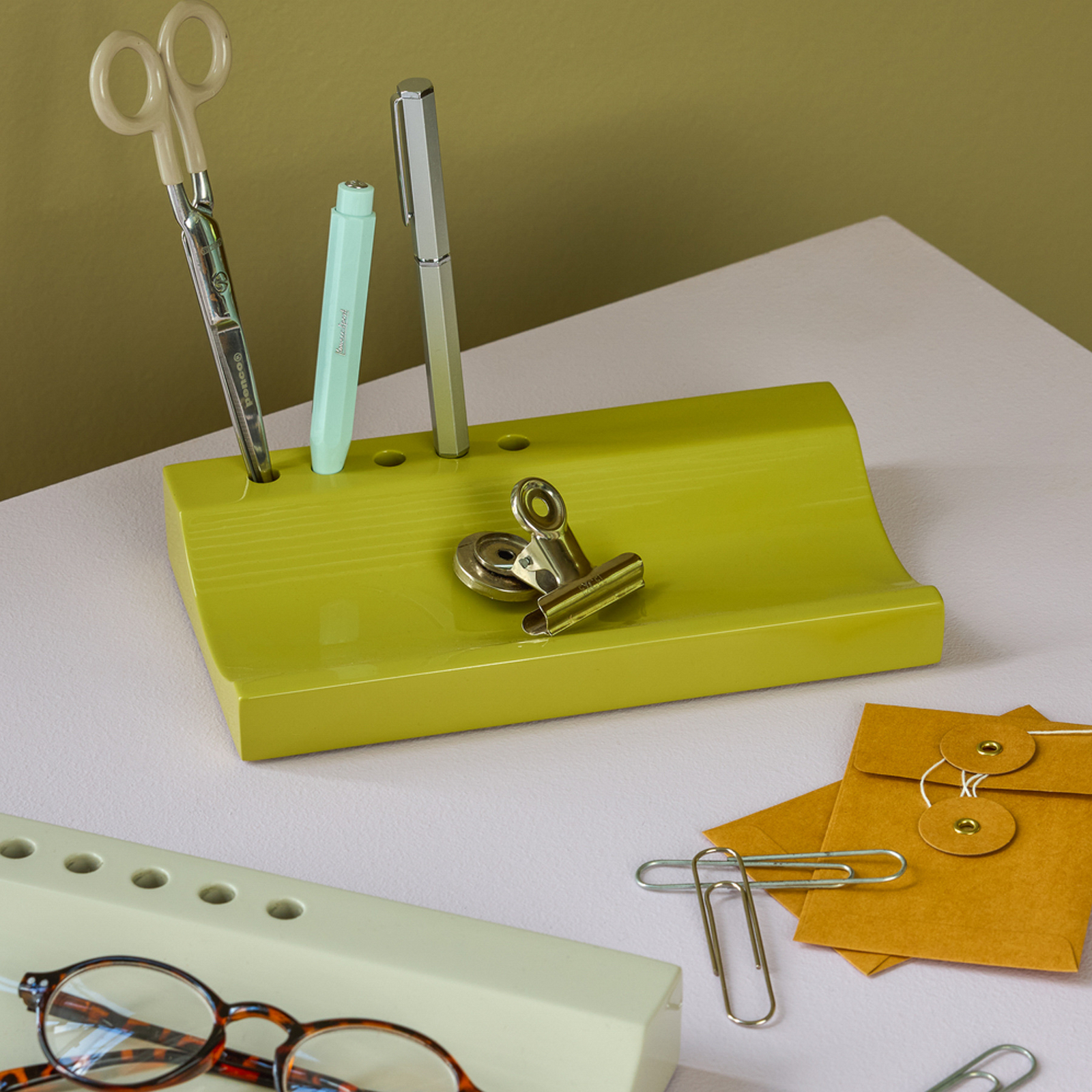 Organizador de escritorio Kanso, amarillo, 22 cm de largo - Hübsch